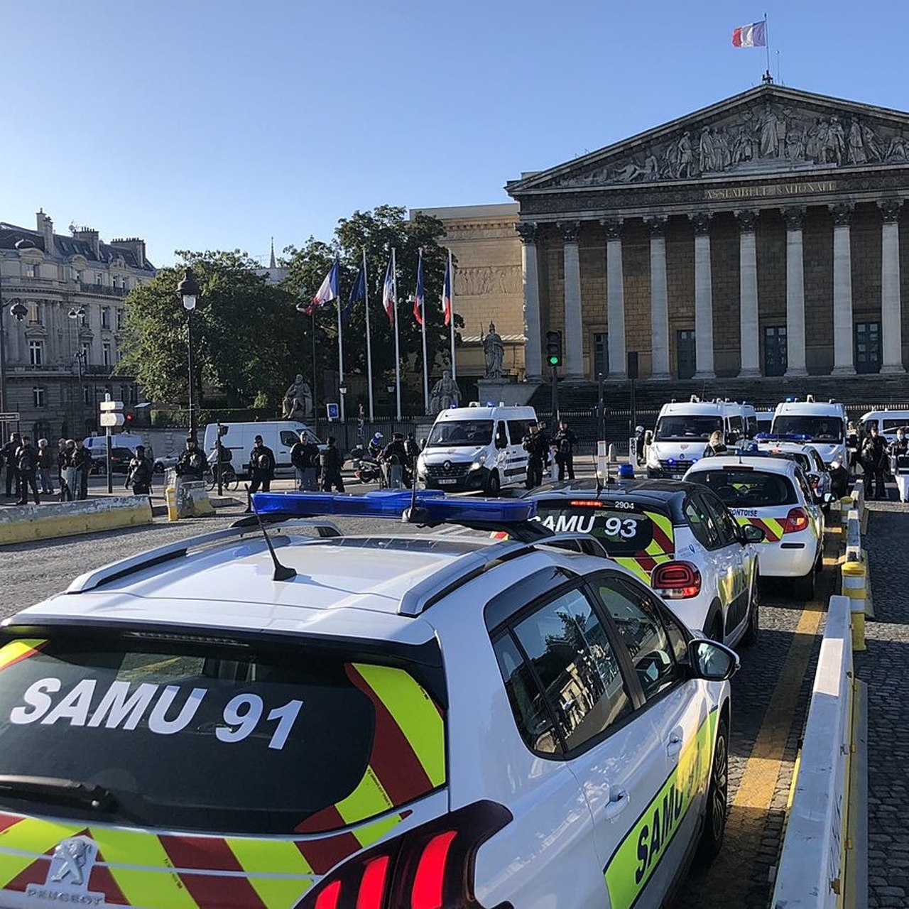 Dans la version votée au Sénat de la proposition de loi consacrée à la valorisation des pompiers, deux réécritures du compromis trouvé sur le tard à l'Assemblée nationale mettent en colère les urgentistes. Elles concernent l'expérimentation du numéro d'appel unique et la gestion des carences ambulancières.
