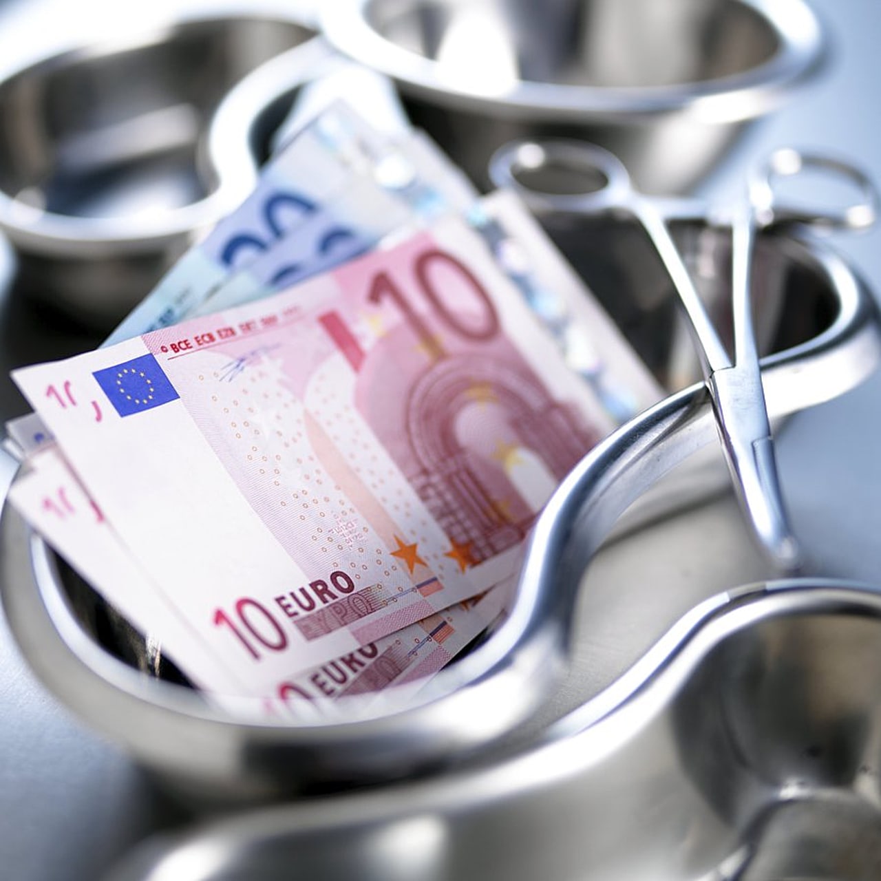 Les données demandent encore à être consolidées mais le déficit 2020 des hôpitaux publics retomberait à 593 M€ (une fois retiré les effets stocks), soit un repli de 17% par rapport à 2019 malgré le poids financier historique du Covid-19.