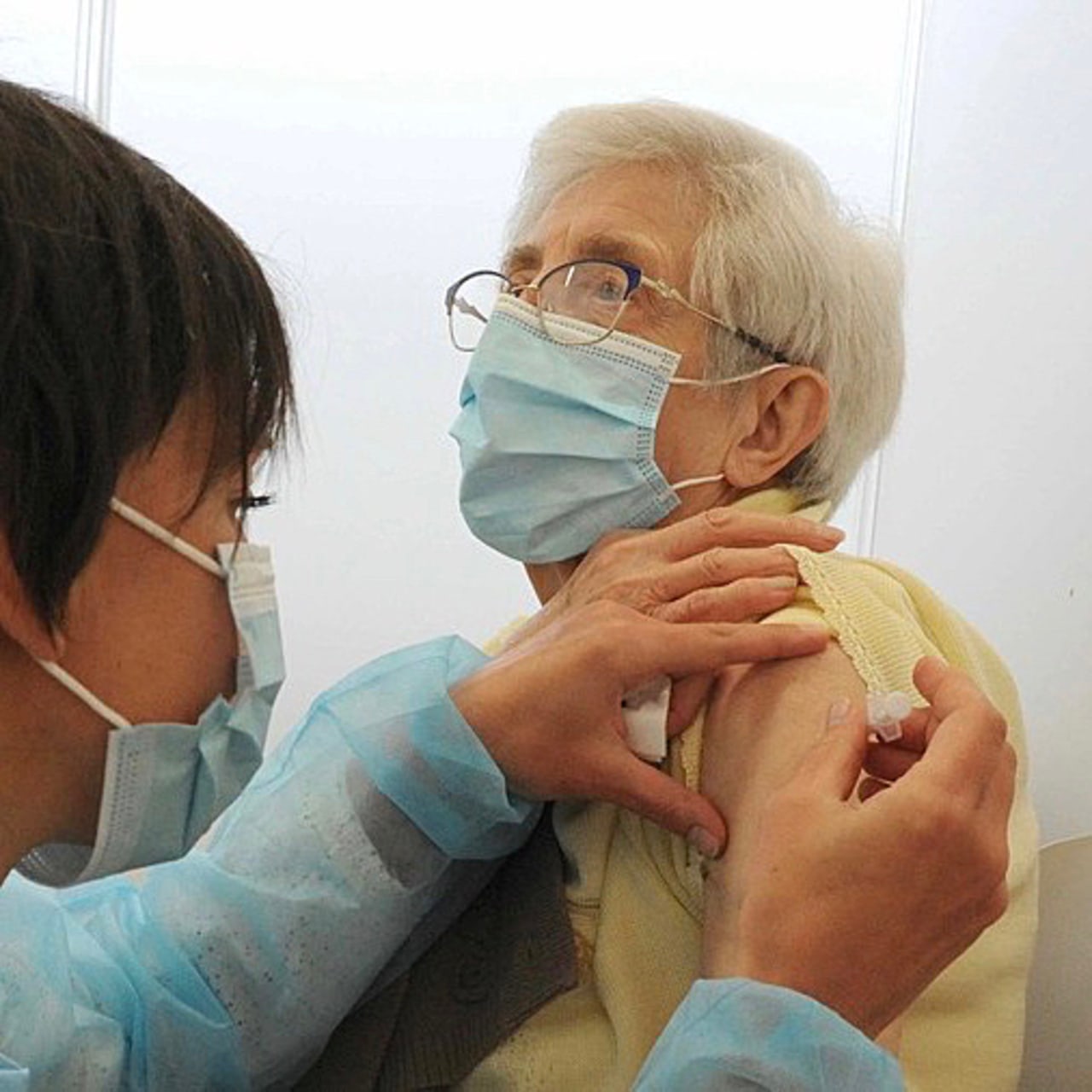 Une campagne de vaccination à domicile est lancée pour les plus de 80 ans.