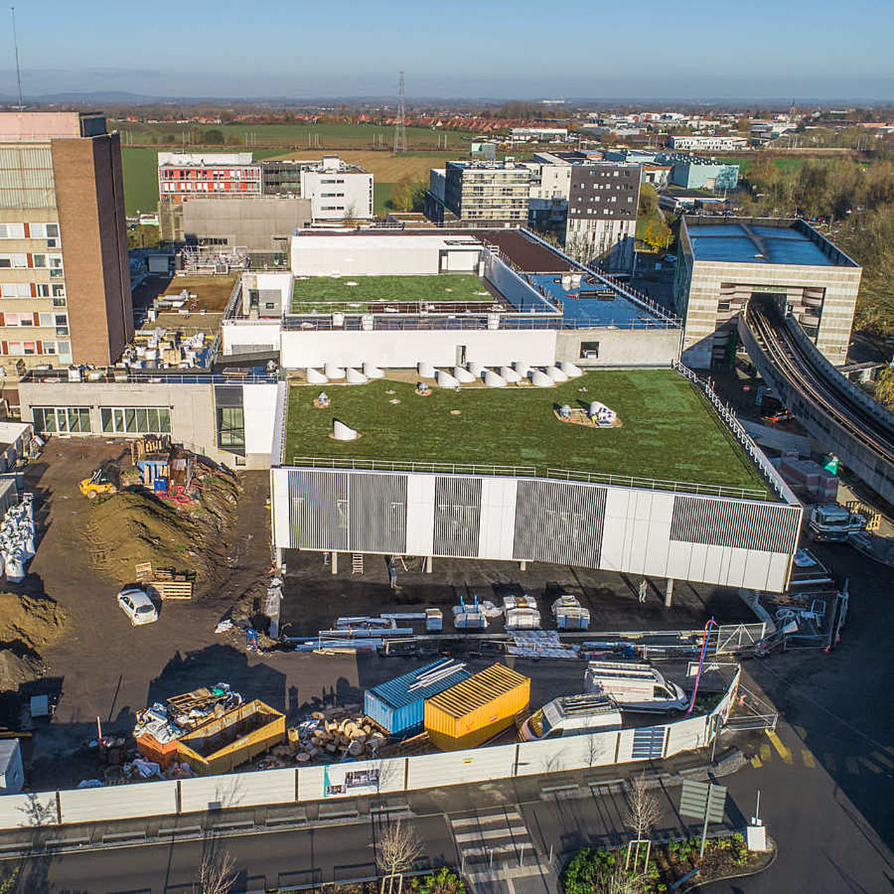 Au sein du GHICL, le chantier de l'extension de 6 500 m2 de l'hôpital Saint-Philibert se poursuit. Les nouveaux blocs opératoires pourront ouvrir au printemps 2022.