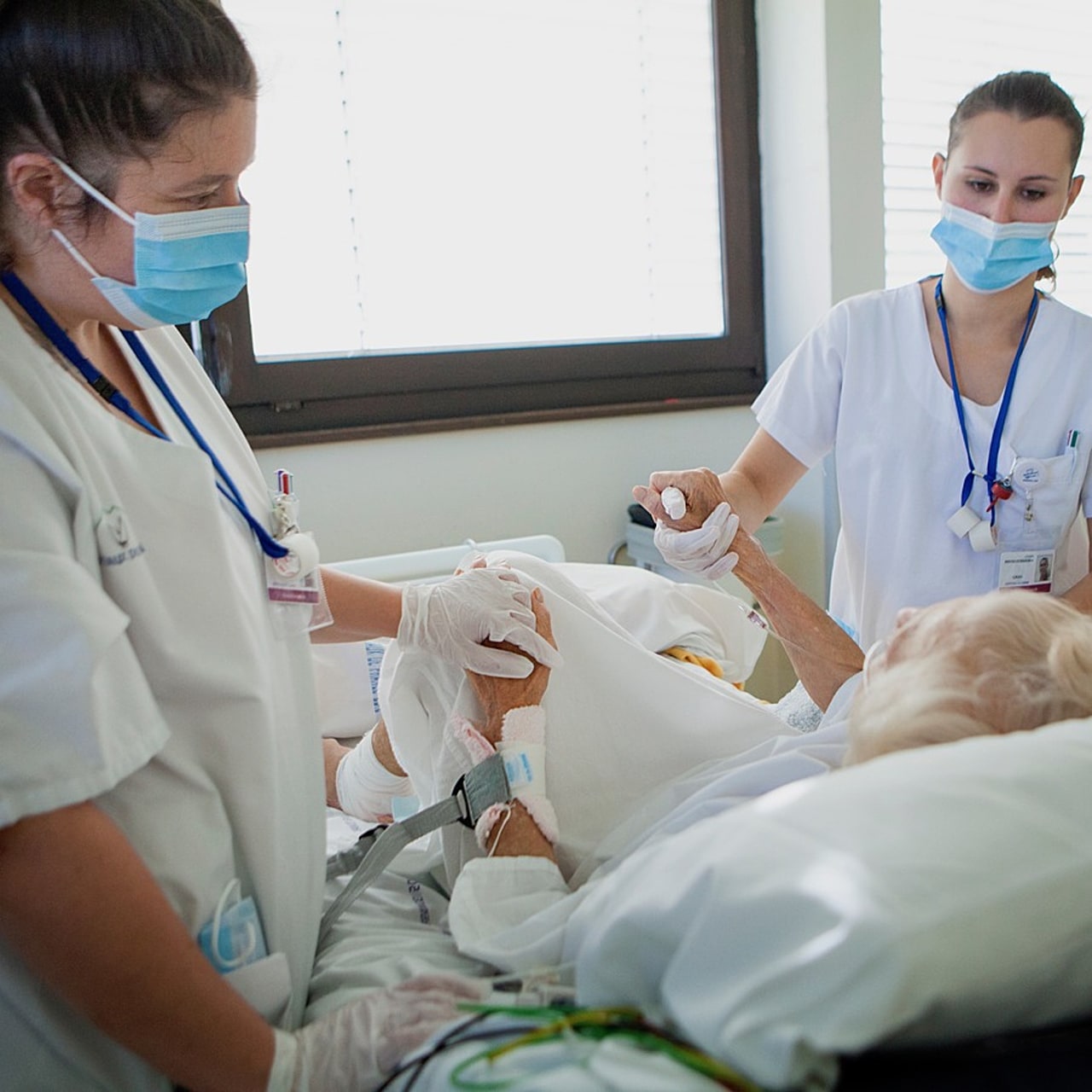 Sur la durée du prochain quinquennat, la FHF attend 25 000 infirmiers et aides-soignants supplémentaires à l'hôpital pour y pourvoir d'urgence les postes vacants. Dans le médico-social, l'objectif doit être de recruter chaque année 20 000 professionnels en plus d'ici 2027.