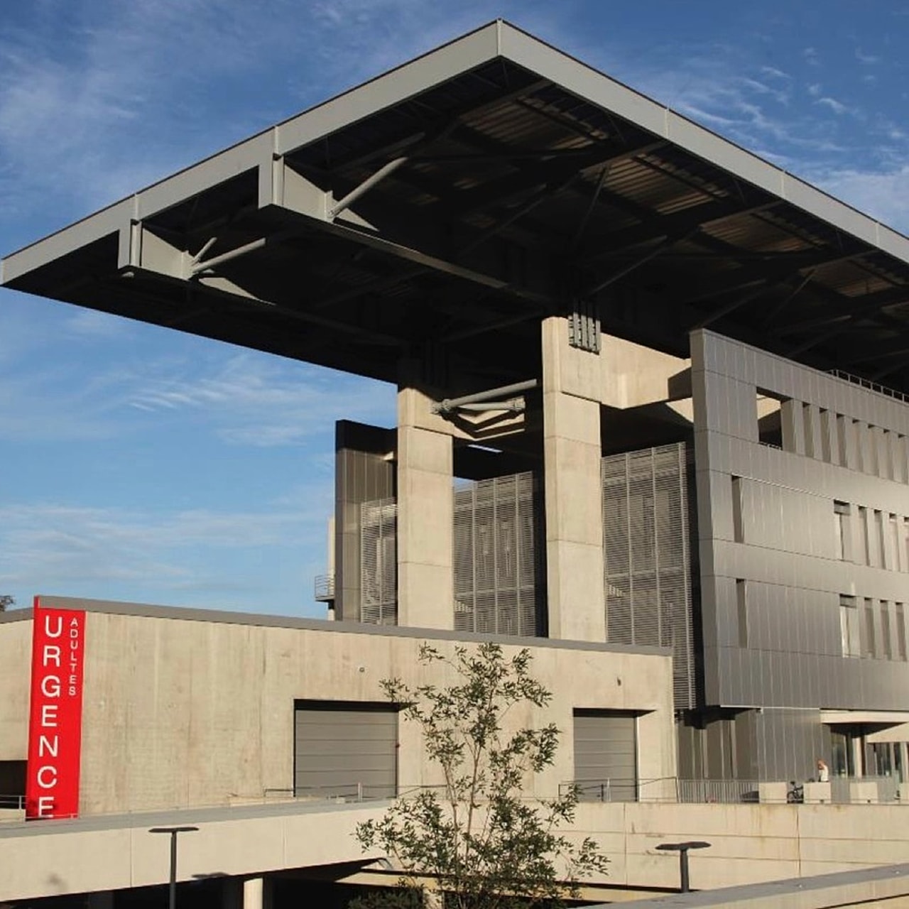 Relié au bâtiment Michallon, le nouvel plateau technique grenoblois couvre 14 581 m2 et s'élève à 28 mètres de hauteur. Il héberge 75 lits de soins critiques.