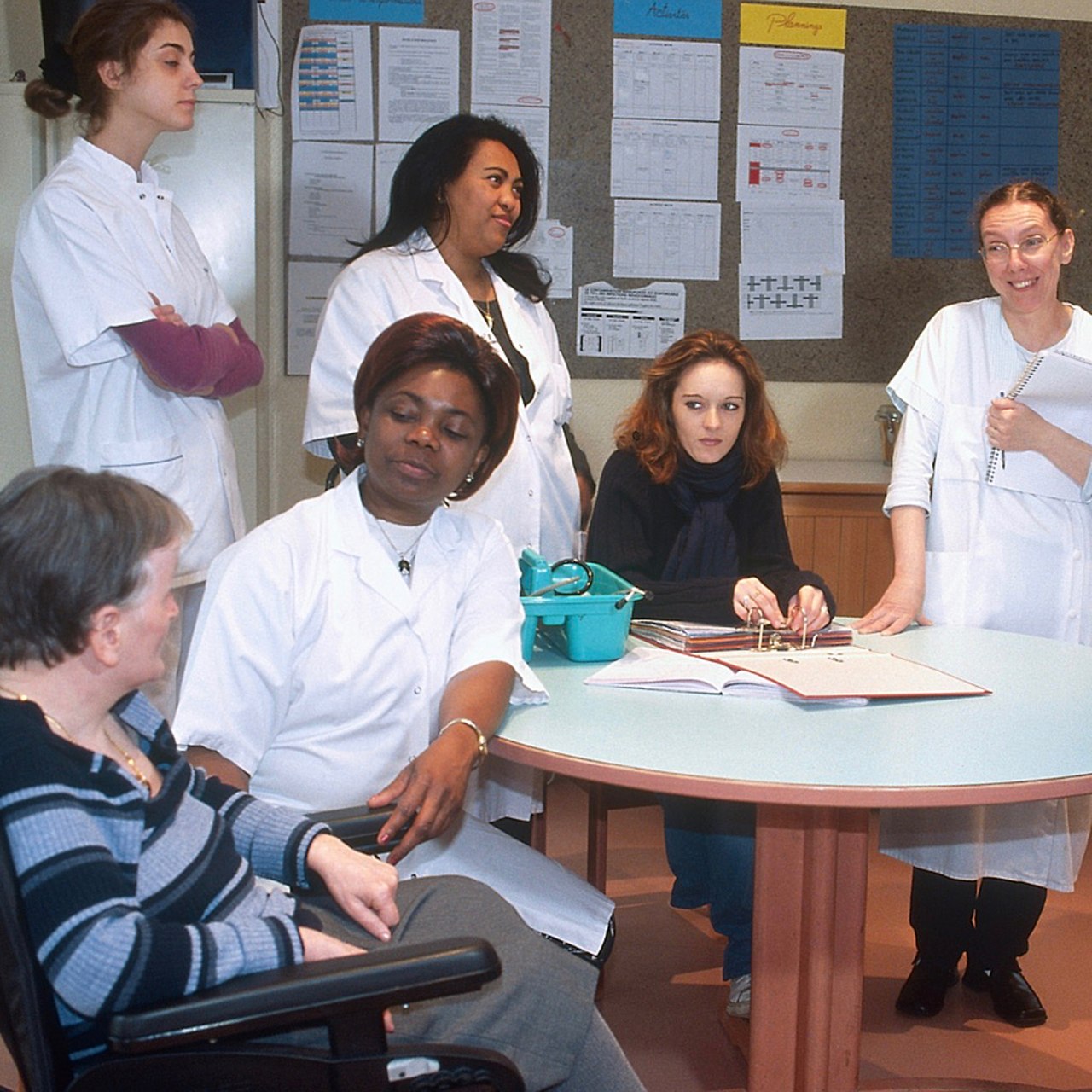 Déclinaison opérationnelle de l’accord de confiance signé le 11 février 2021, le projet de cahier des charges entérine la création de conventions d'engagement entre ARS, départements et organismes porteurs. Avec les membres cœurs, ils travailleront à "agencer des solutions concrètes inclusives en proximité du lieu de vie des personnes en situation de handicap".