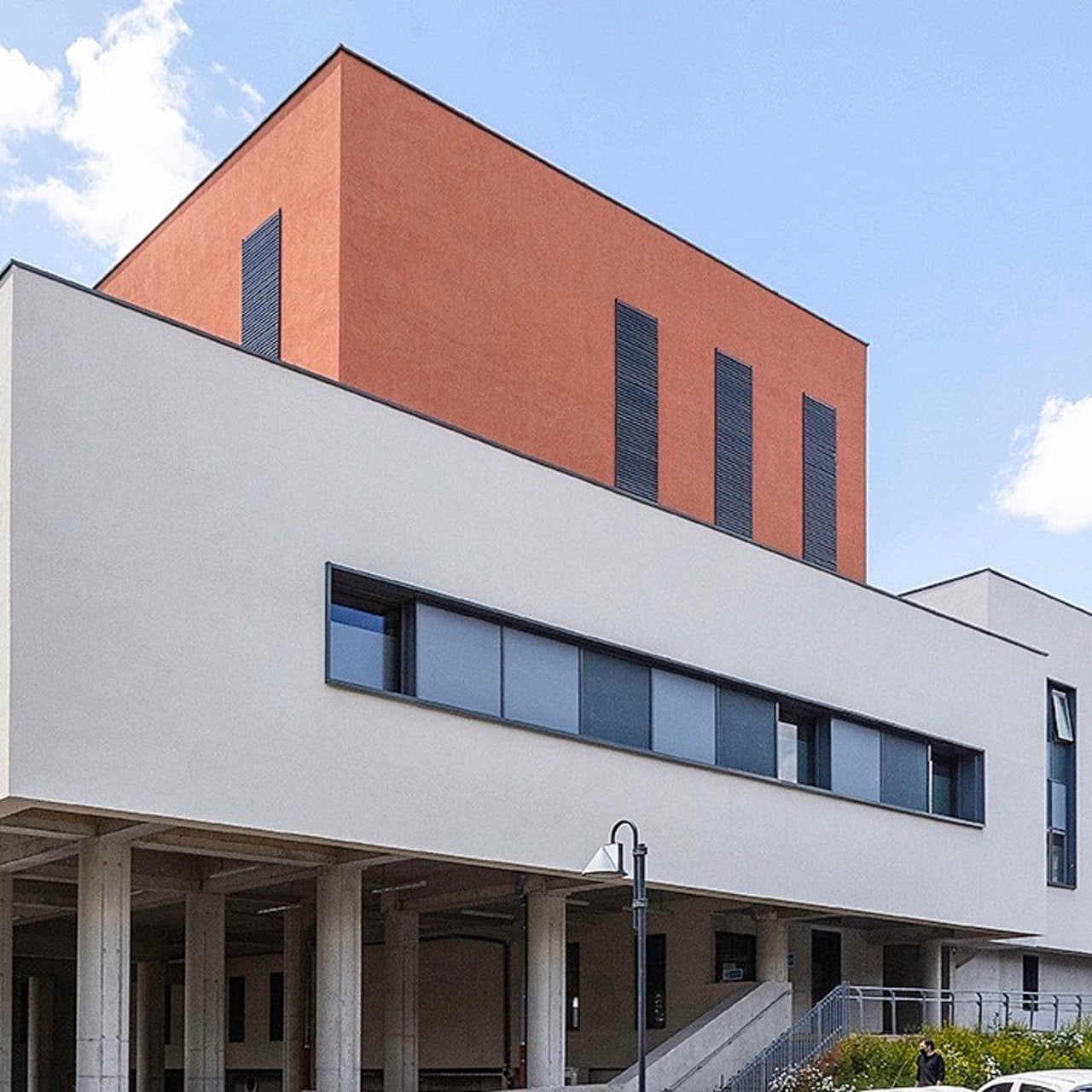 L'opération de 10,5 M€ a mené à la réalisation d'un rez-de-chaussée bas pour la logistique et un haut pour l'accueil des patients implanté sur l'axe principal du centre hospitalier.