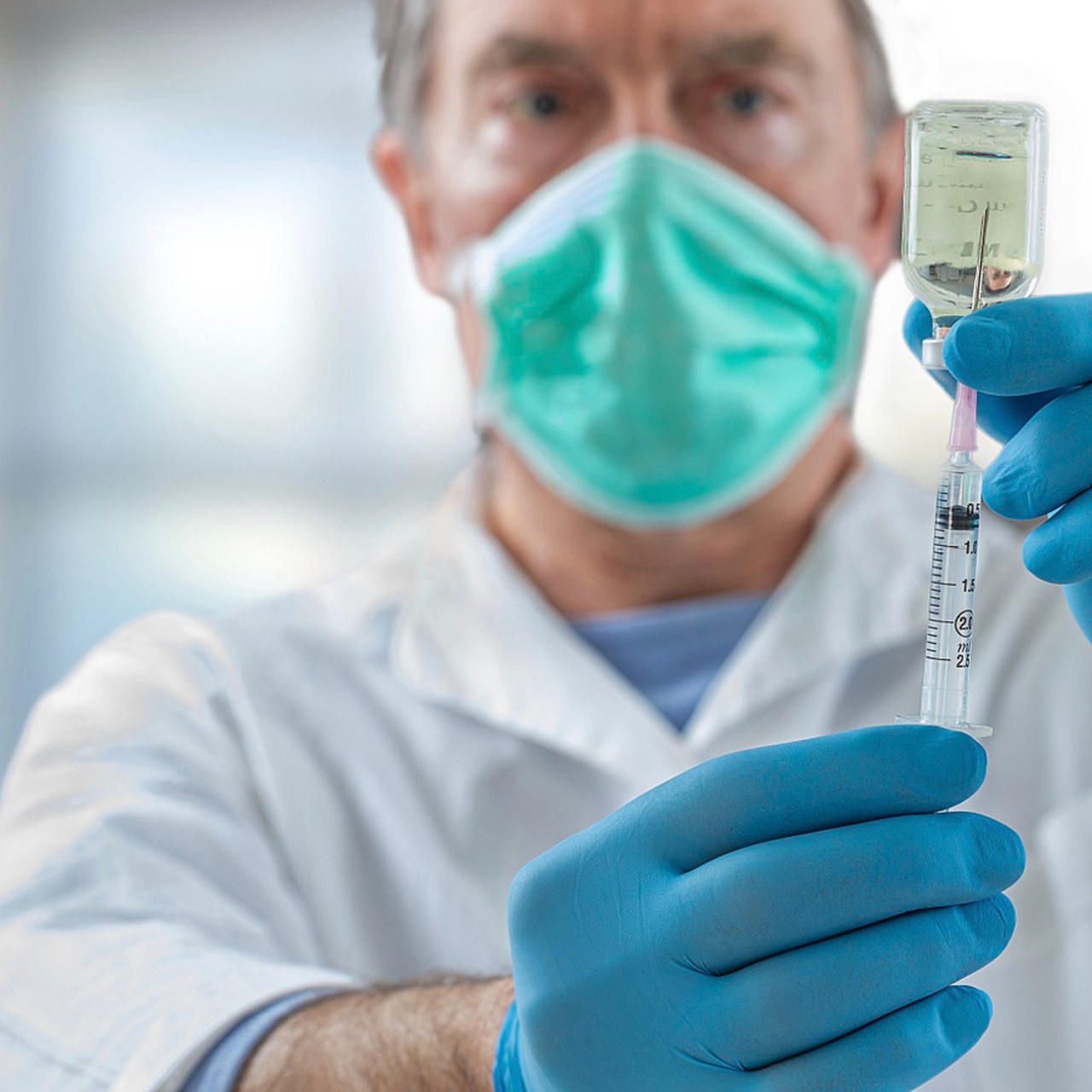 Pour évaluer en continu la sécurité et la qualité des vaccins et des molécules contre l'épidémie de Covid-19, le suivi de l'ANSM s'appuie sur la pharmacovigilance et la pharmaco-épidémiologie.