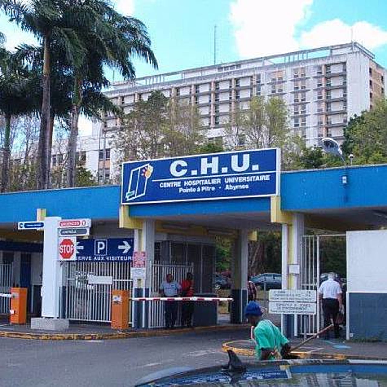 Coups de pieds, coup de tête, vêtements arrachés et déchirés, jet d'urine... L'agression du directeur général du CHU de Pointe-à-Pitre et de son DGA par des hospitaliers opposés à la vaccination suscite la consternation.