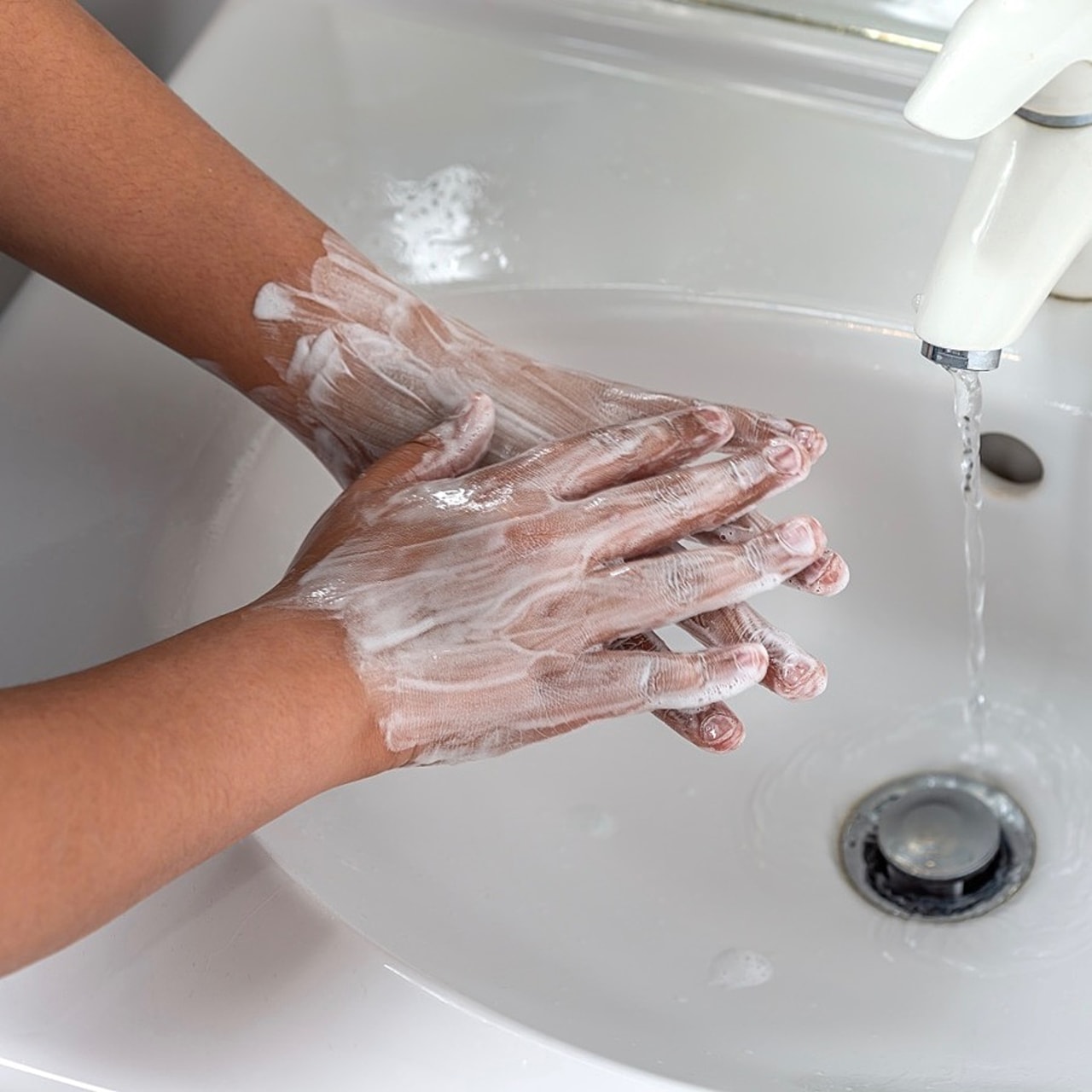 L'accomplissement des missions des EOH et EMH listées par la SF2H dans son rapport nécessite une organisation de l'équipe avec une composition adéquate en compétences et nombre de professionnels, des moyens et un positionnement.