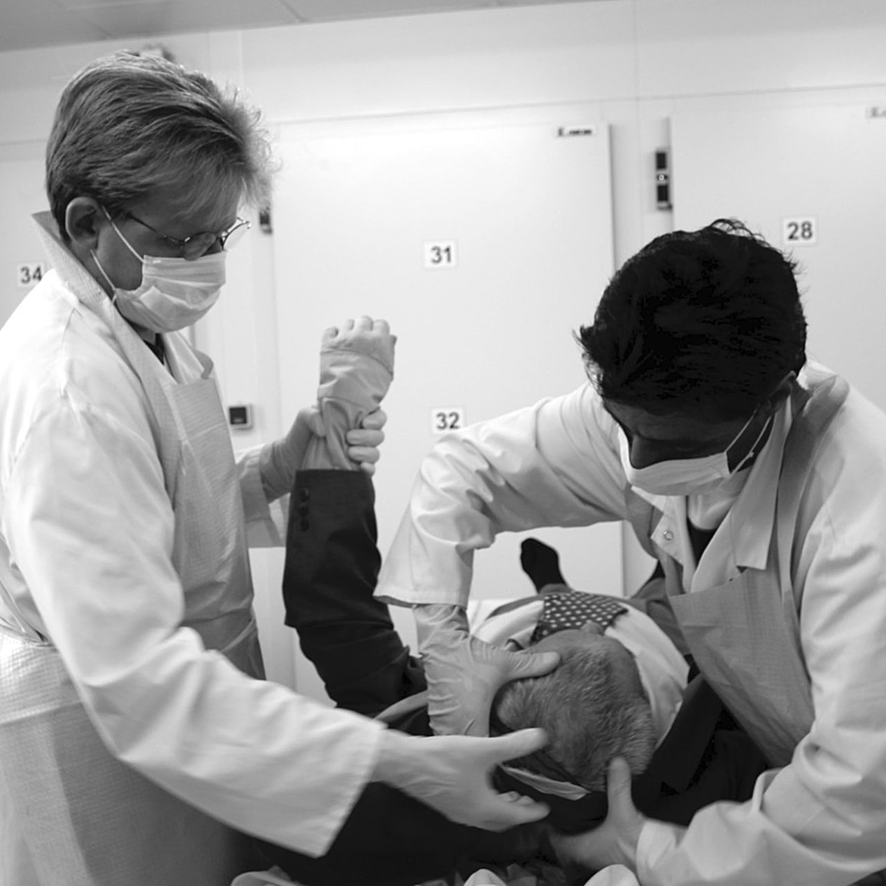 La mise en bière immédiate du défunt a limité les rituels funéraires, comme l'habillage après la toilette mortuaire, avec des pratiques hétérogènes entre les établissements.