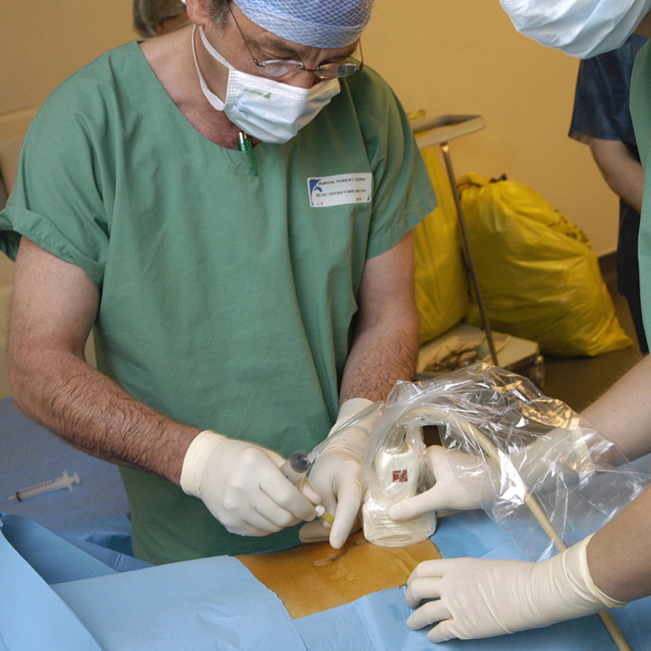 Le dépistage prénatal de la trisomie 21, ici par amniocentèse, ne relève pas de l'eugénisme mais n'est pas non plus dénué de questions éthiques.