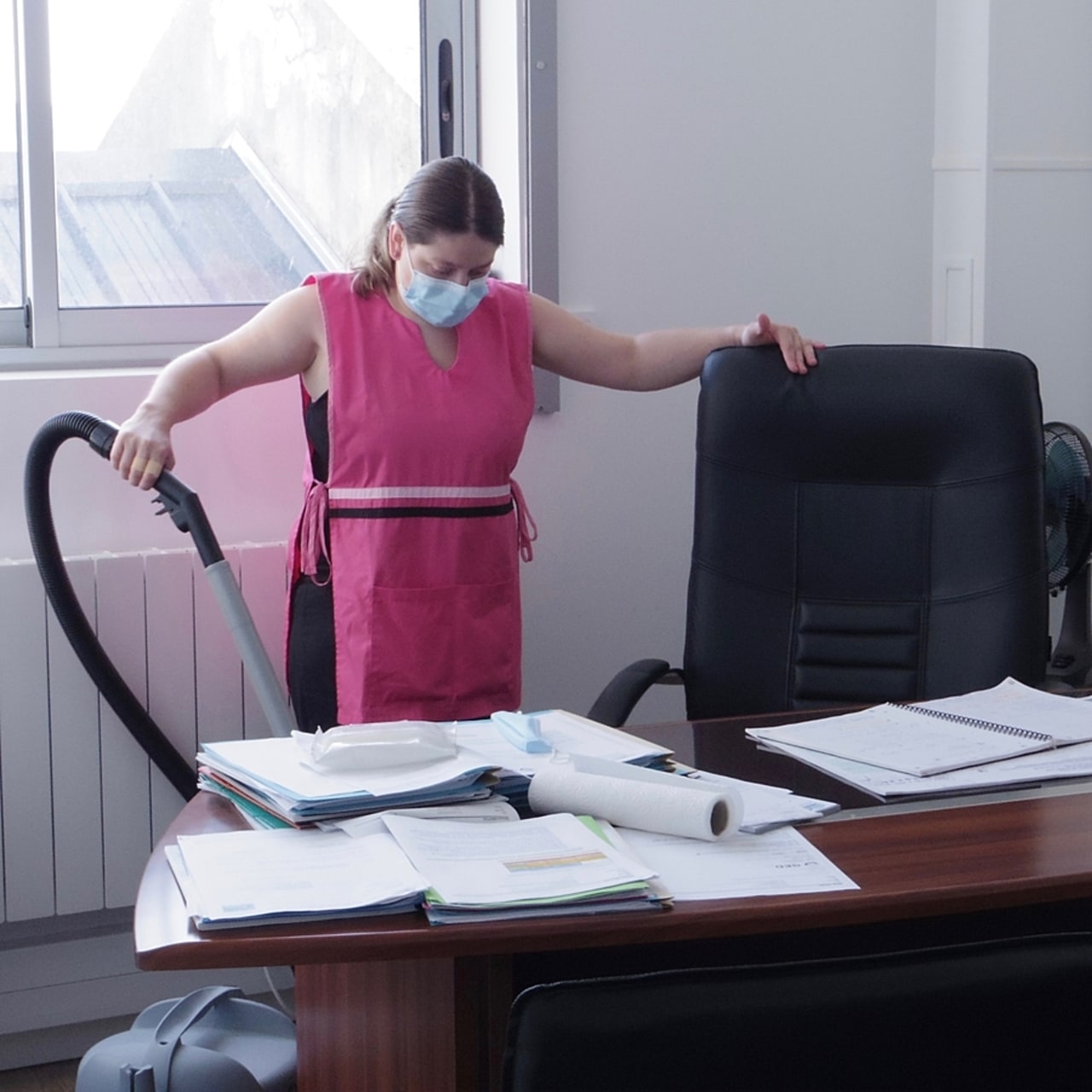 Le plan de transformation des Esat est en cours de mise en place et doit se confronter aux réalités de gestion qu'imposera dans un futur proche la réforme de la tarification Serafin-PH. Ici, dans un Esat de l'association Délos Apei 78, une travailleuse effectue une prestation de nettoyage au sein de l'entreprise, lors des horaires de travail. 