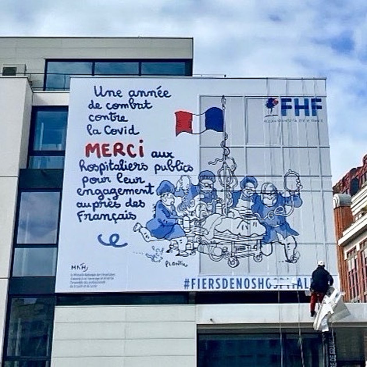 Depuis mars 2021, un dessin géant du dessinateur Plantu orne la façade du siège parisien de la FHF pour marquer symboliquement la lutte des hospitaliers contre le Covid-19 et la première année d'une épidémie qui a vu se concentrer les décès de professionnels de santé.