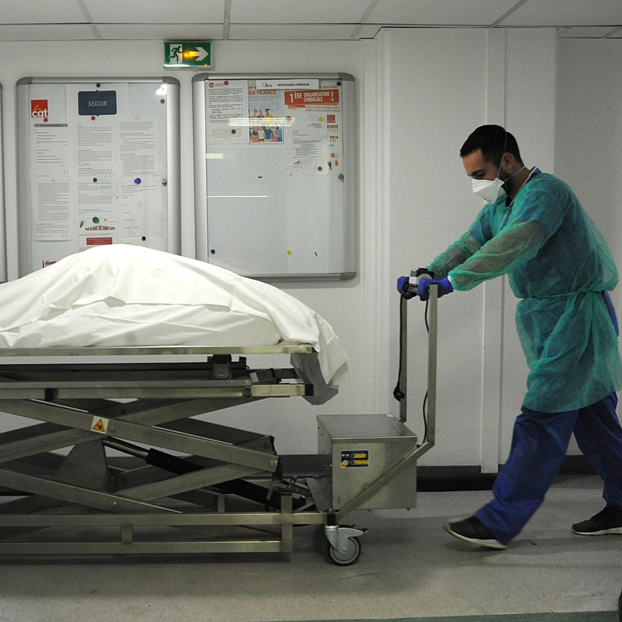 La sortie du centre des corps donnés sera possible à des fins d'enseignement ou de recherche, mais soumise à des conditions spécifiques qui restent à définir.