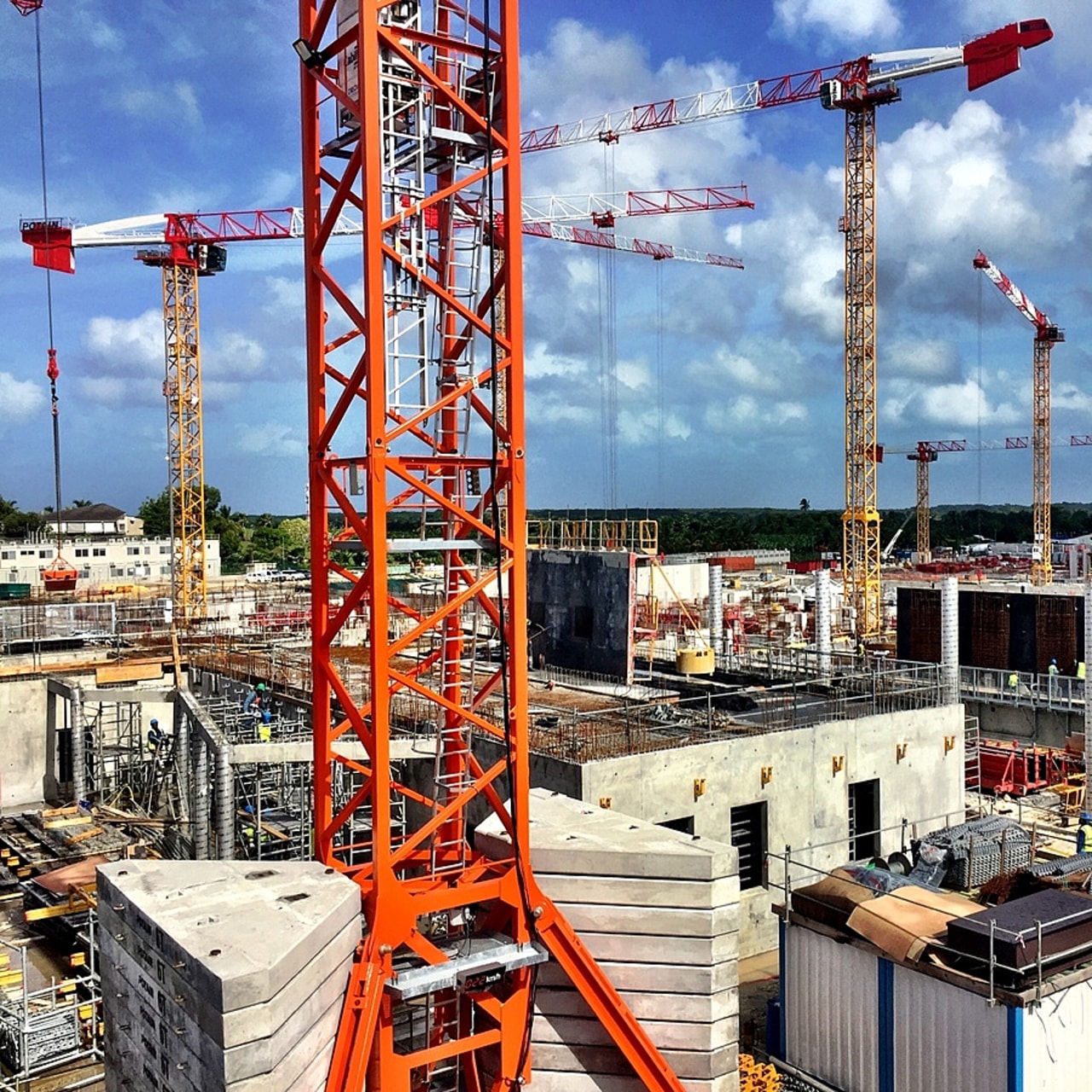 Six premiers référentiels sont d'ores et déjà disponibles pour aider les établissements à monter leur projet d'investissement : population et vieillissement, indicateurs d'activité et médico-économiques, projet médico-soignant, fiche financière T0, procédure d'instruction et enfin un  retex du Covid-19.