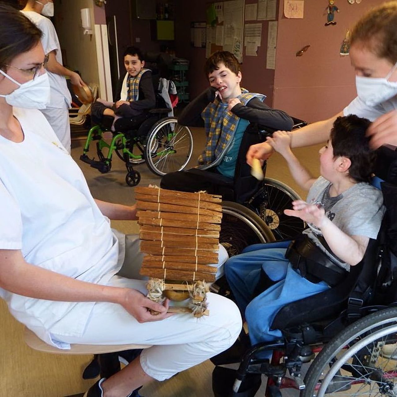 Les établissements accueillant des enfants ou adultes polyhandicapés ont besoin d'un personnel nombreux et régulier.