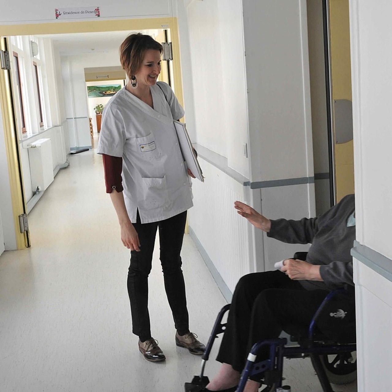 À l'heure de la promenade, doit-on chercher à obtenir le consentement du résident pour sortir ?