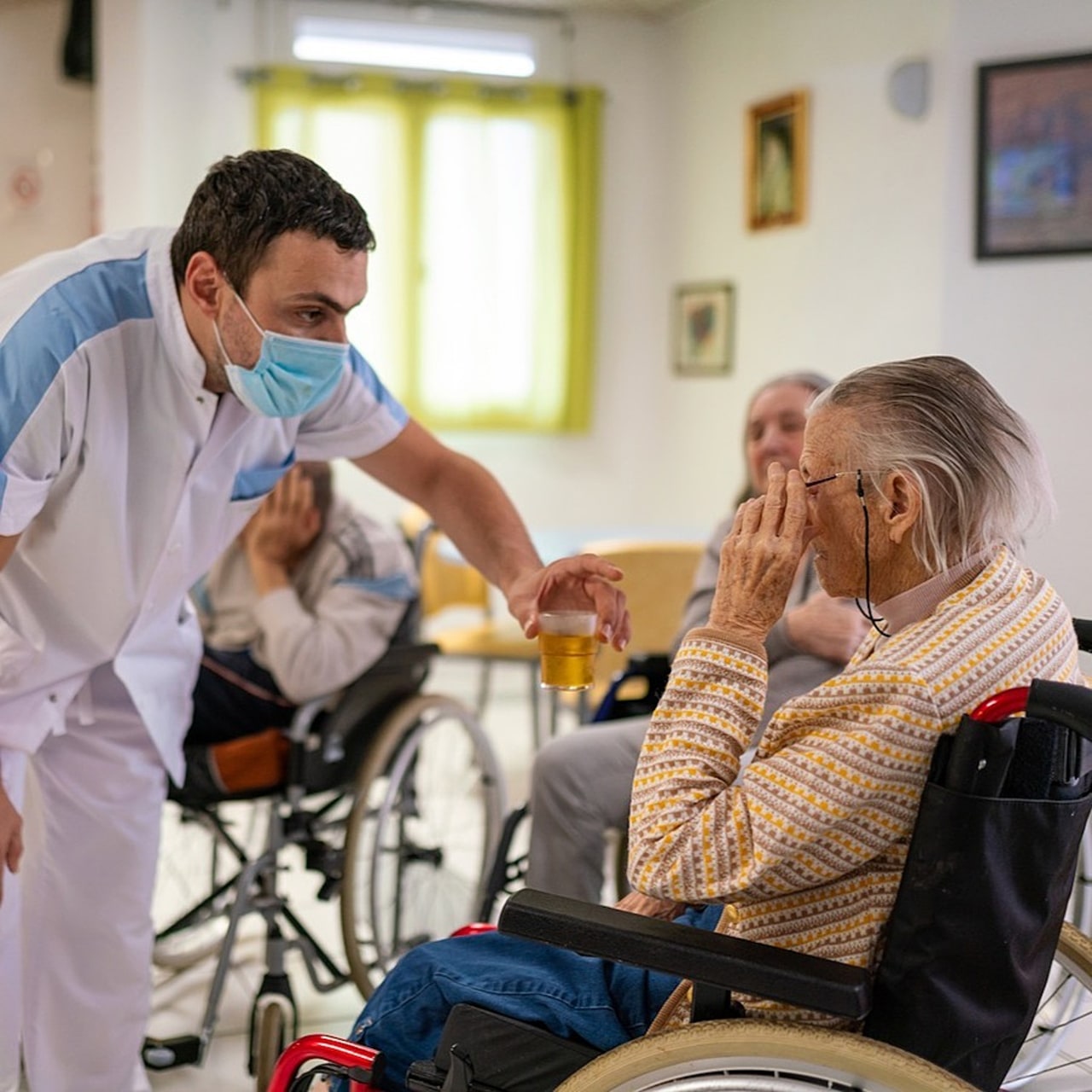 Familles, résidents et professionnels souhaitent insuffler plus de démocratie pour renforcer la relation d'aide et des liens sociaux en Ehpad.