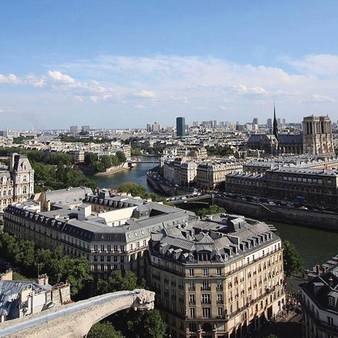 Situé sur deux parcelles d'une superficie totale de 5 427 m2 mais dont les surfaces de plancher avoisinent 26 500 m2, le siège de l'AP-HP est situé à proximité immédiate de la Seine et de l'hôtel de ville de Paris.