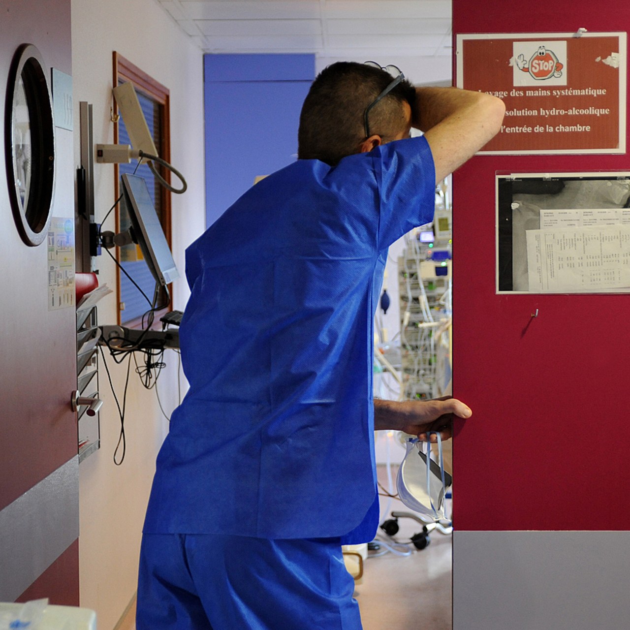 Le durcissement des règles d'hygiène a alourdi le quotidien à l'hôpital. Une surcharge émotionnelle s'y ajoute du fait des restrictions de visites de proches.