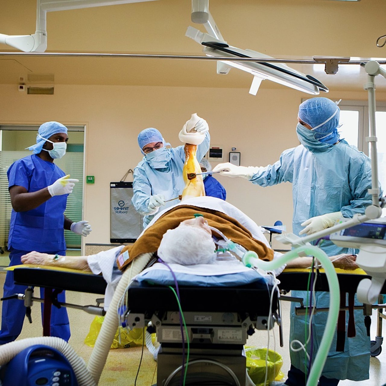 Pour espérer être labellisée, une structure soignant les infections ostéo-articulaires complexes doit entre autres prendre en charge les infections sur prothèses orthopédiques (hanche et genou) chez l'adulte.