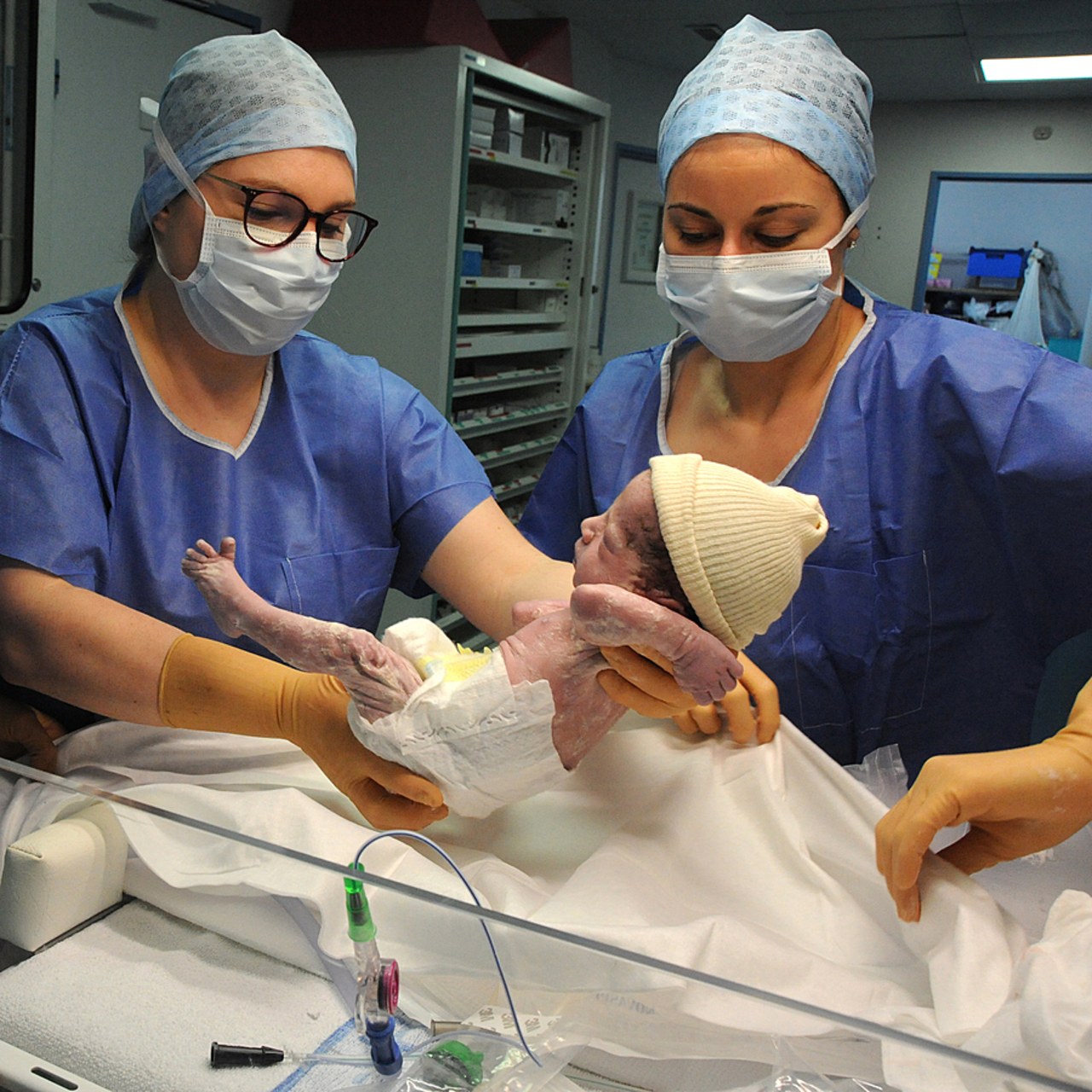 Six structures de sages-femmes ont lancé une cellule de crise face à la situation alarmante des maternités cet été.