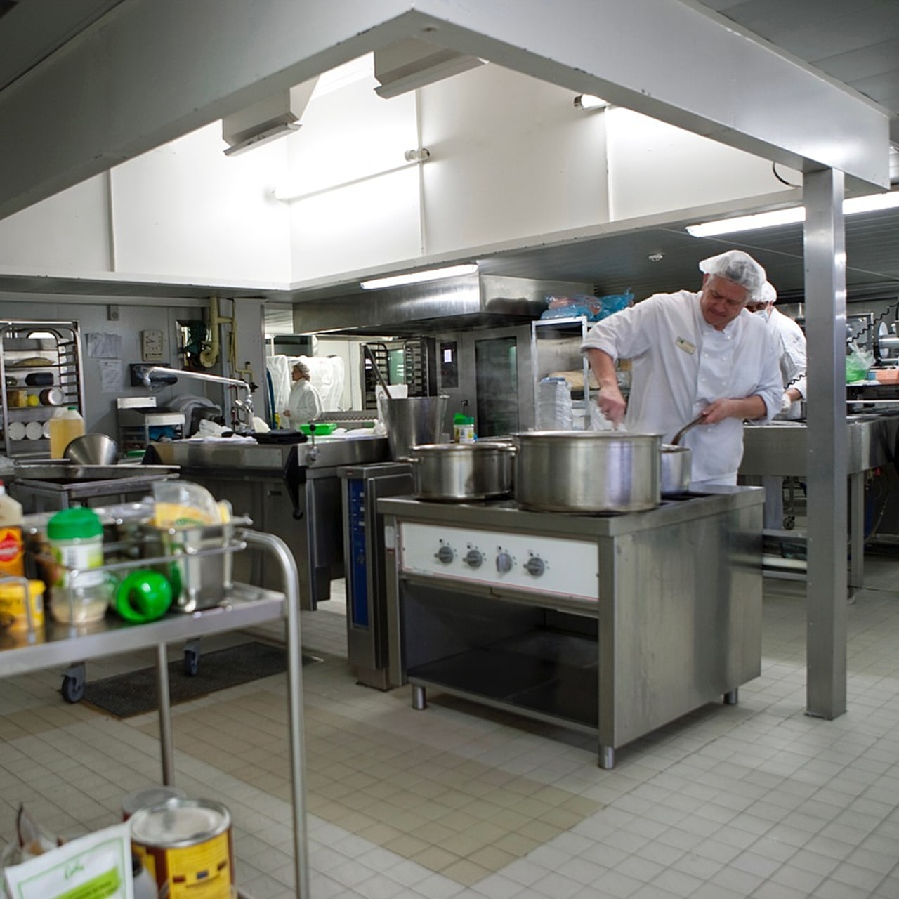 Le certificat de qualification professionnelle "devenir cuisinier", développé avec l'école Lenôtre, se déroule sur cinquante demi-journées.