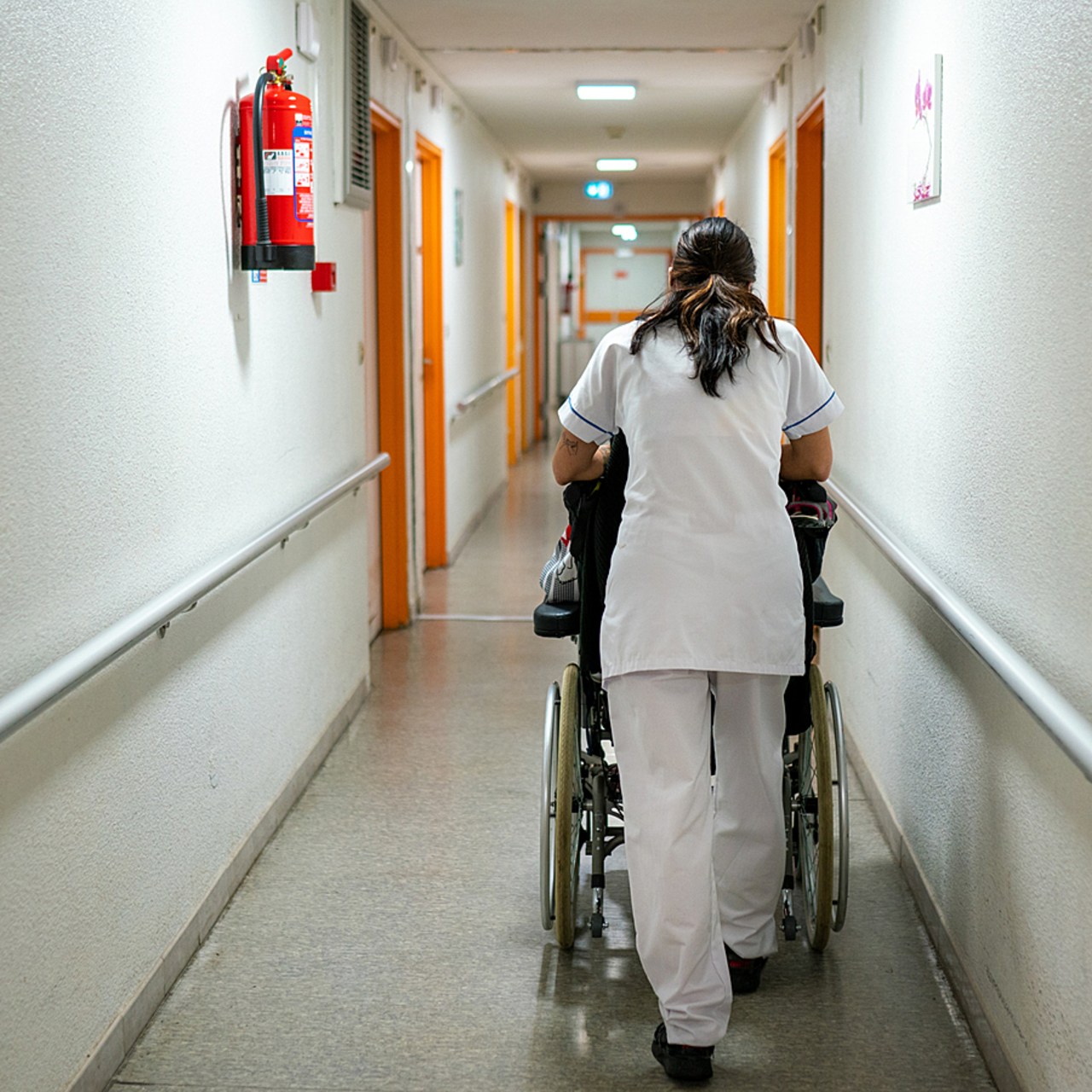 Face au vieillissement de la population, le Gouvernement entend bâtir une société du bien vieillir avec la création de 50 000 postes d'infirmiers et d'aides-soignants en Ehpad.