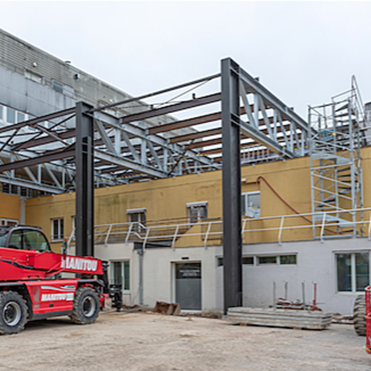L'agrandissement a nécessité la mise en place d'un plancher enjambant les installations existantes.