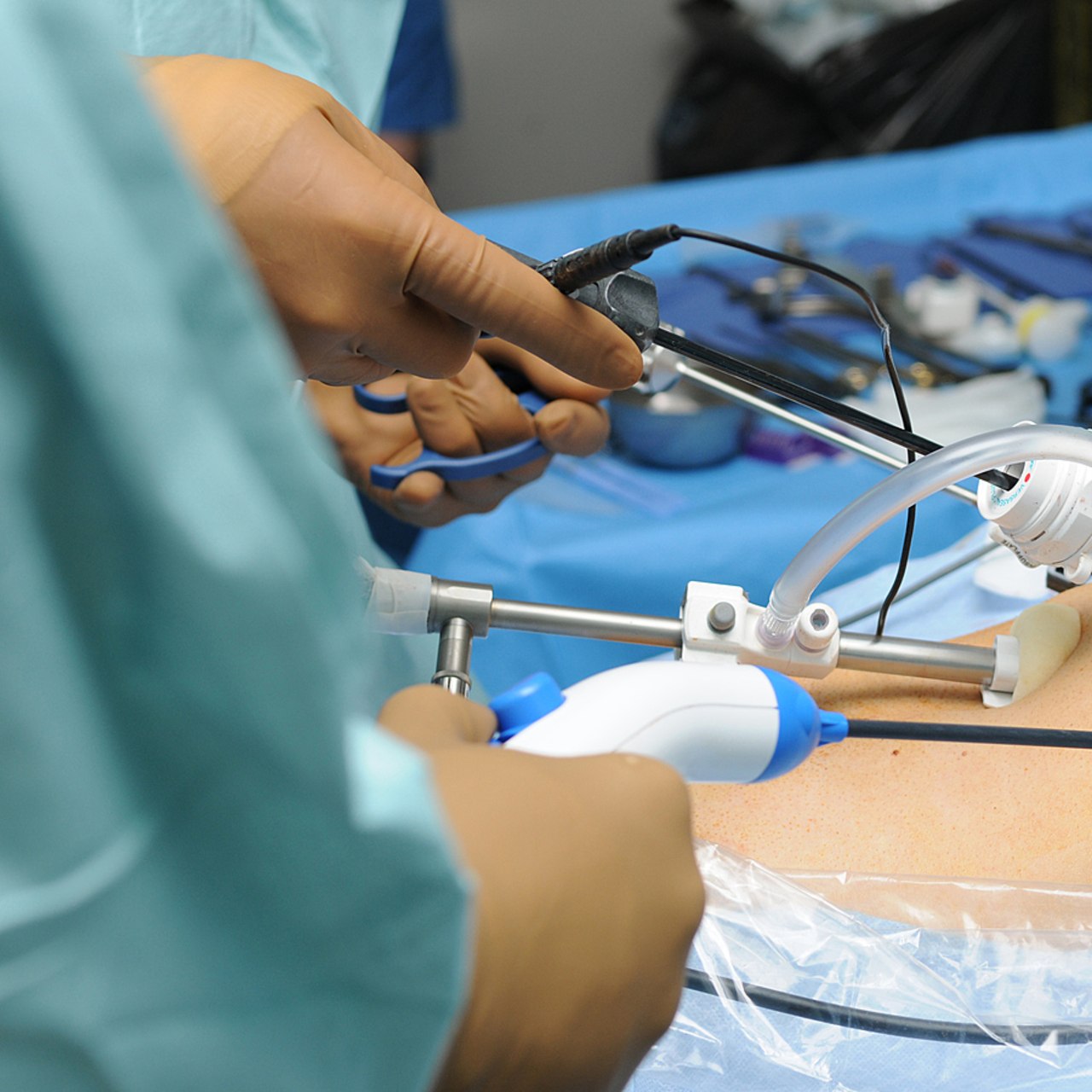 La maîtrise des consommations d'énergie au sein des blocs opératoires et la diminution de l’usage des gaz anesthésiques font partie des objectifs fixés dans le cadre du programme "Green Blocs" lancé par le groupe Elsan. (Aubert/BSIP)