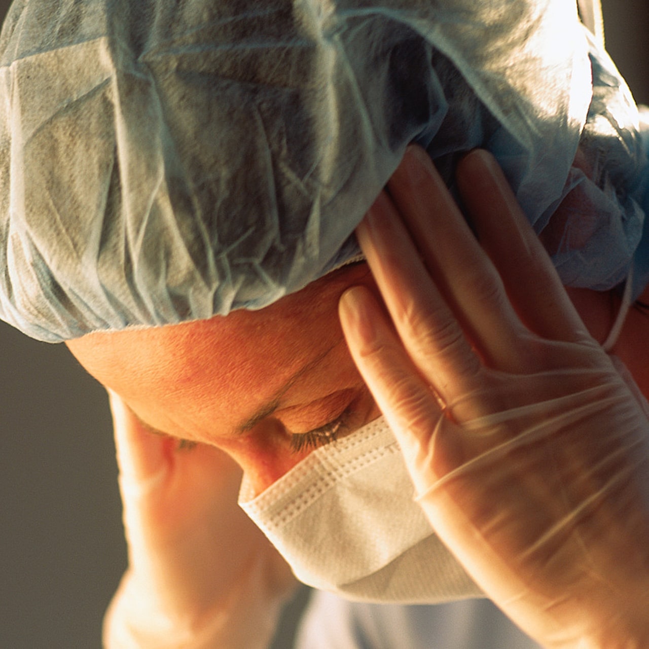 Fatigue et stress rythment le quotidien des soignants, qui travaillent plus que le reste des actifs. (Villareal/BSIP)