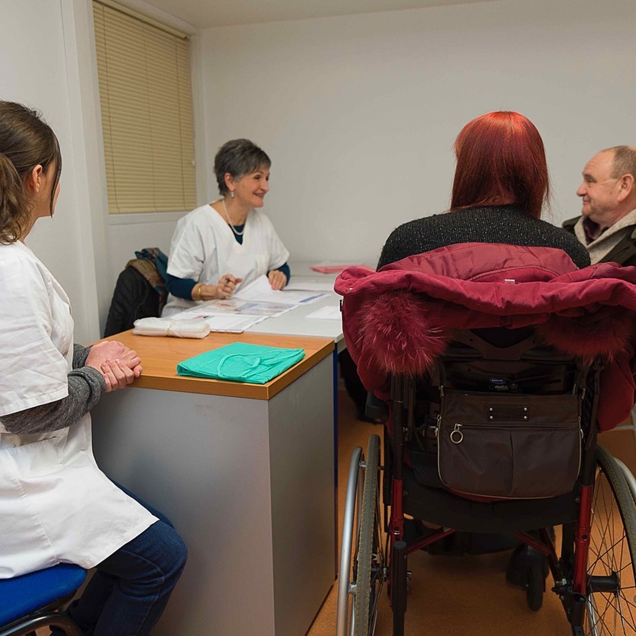 Quelle que soit la typologie retenue, le directeur de l'action sociale et médico-sociale s'appuie sur ses équipes.