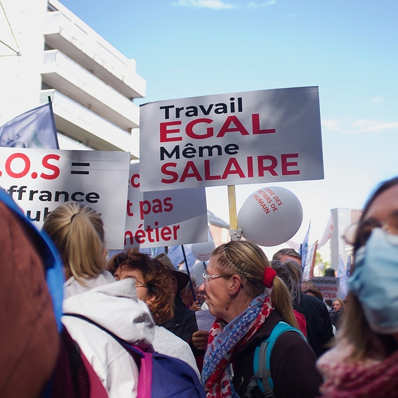Ce 28 septembre, à Lille, plusieurs milliers de travailleurs du médico-social ont manifesté pour réclamer un investissement massif dans le secteur. (Manuel Magrez/Hospimedia)