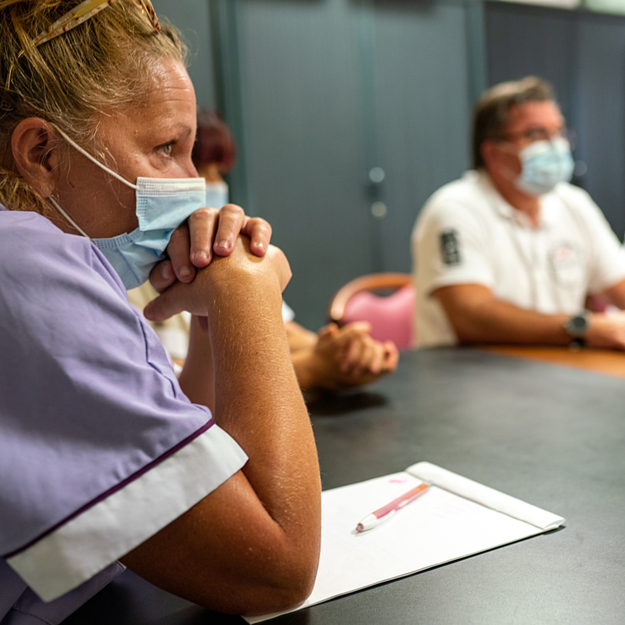 Le CCNE préconise de favoriser davantage le temps de réflexion éthique collective mais également de renforcer les dynamiques participatives sur l'autonomie des pratiques et des organisations. (Morcillo/BSIP)