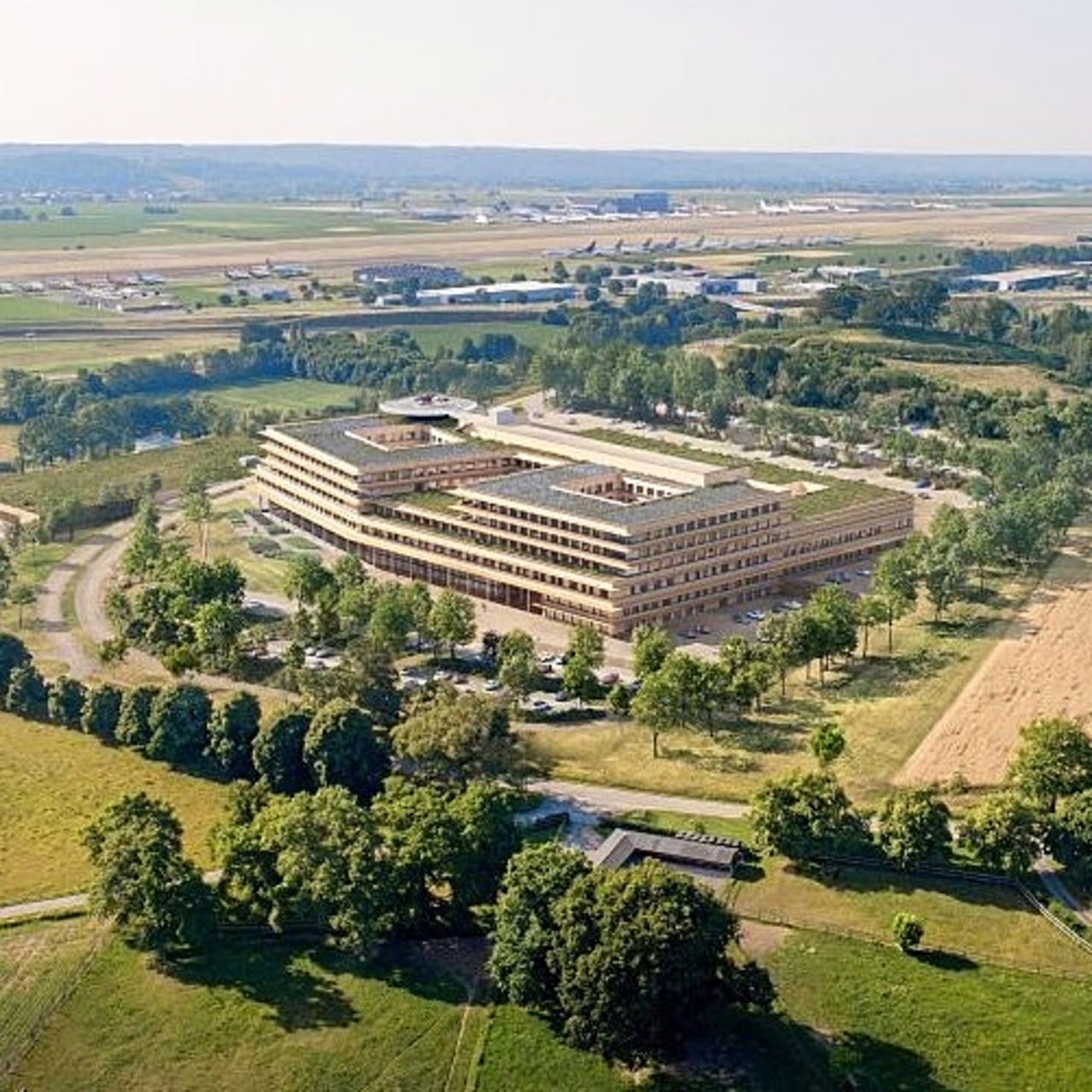 Le nouvel ensemble hospitalier prévu à Lanne dans les Hautes-Pyrénées s’installera "sur un site remarquable occupant le versant d’un vallon situé à mi-chemin entre Tarbes et Lourdes", expliquent les architectes mandataires du projet. (Archipelago architects)