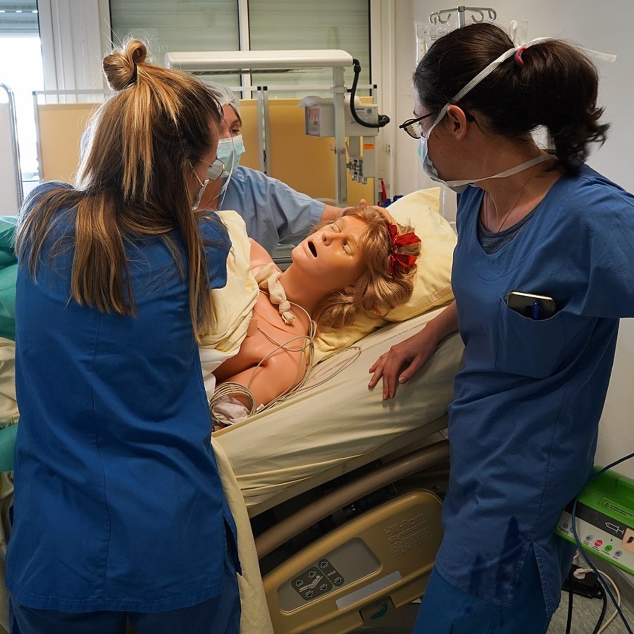 La réussite du "plan de bataille" de la FHF repose sur une augmentation a minima de 20 à 25% du nombre de places en formations infirmières, aide-soignantes et médicales, sans compter un élargissement du vivier d'hospitaliers en formation continue. (Tremelet/Image Point FR/BSIP)