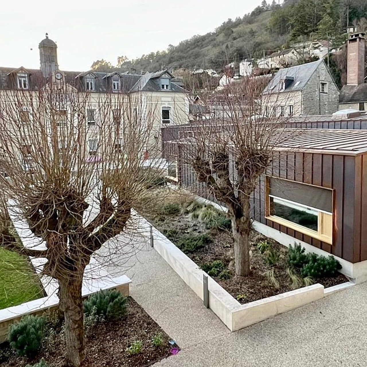 Outre la nouvelle unité SSR, le chantier a profondément remanié les extérieurs de La Roche-Guyon en créant une nouvelle entrée pour l'hôpital et en aménageant un espace vert, une terrasse et une allée. (Laurence Dentinger/APHP)