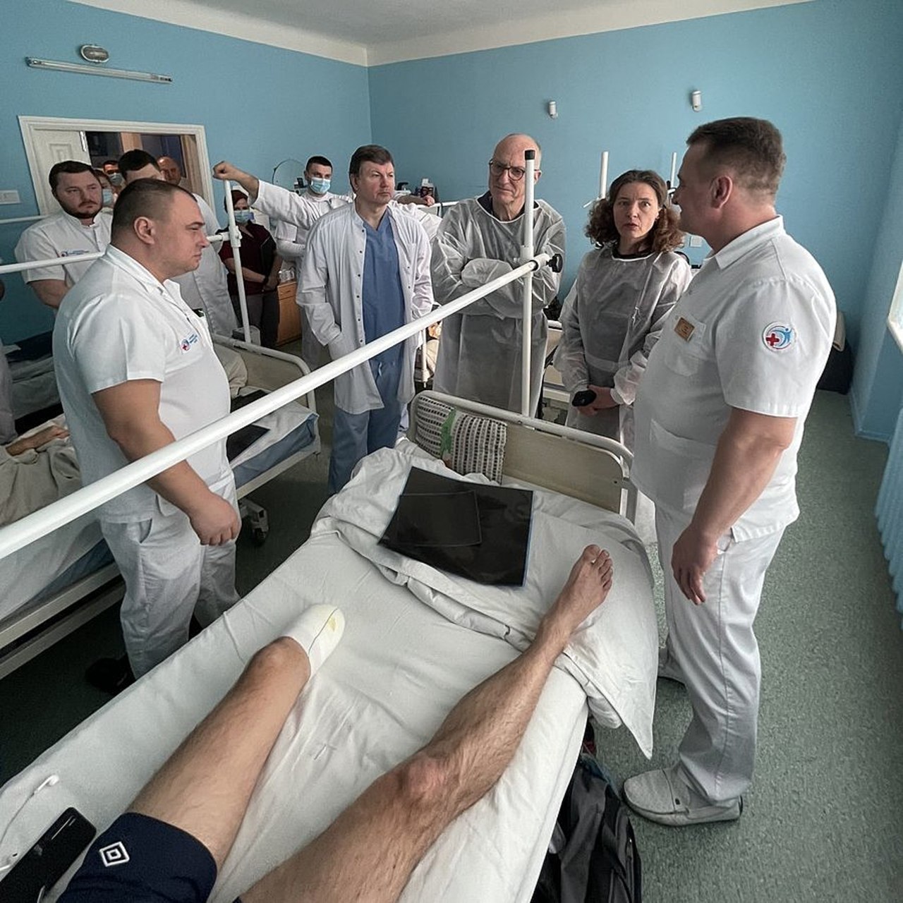 Évacués du front, les blessés arrivent à Kiev avec des fractures ouvertes qui traînent depuis quinze jours, trois semaines parfois, avec donc des infections très importantes, d'où la nécessité de maîtriser les stocks d'antibiotiques. (P. Thépot)