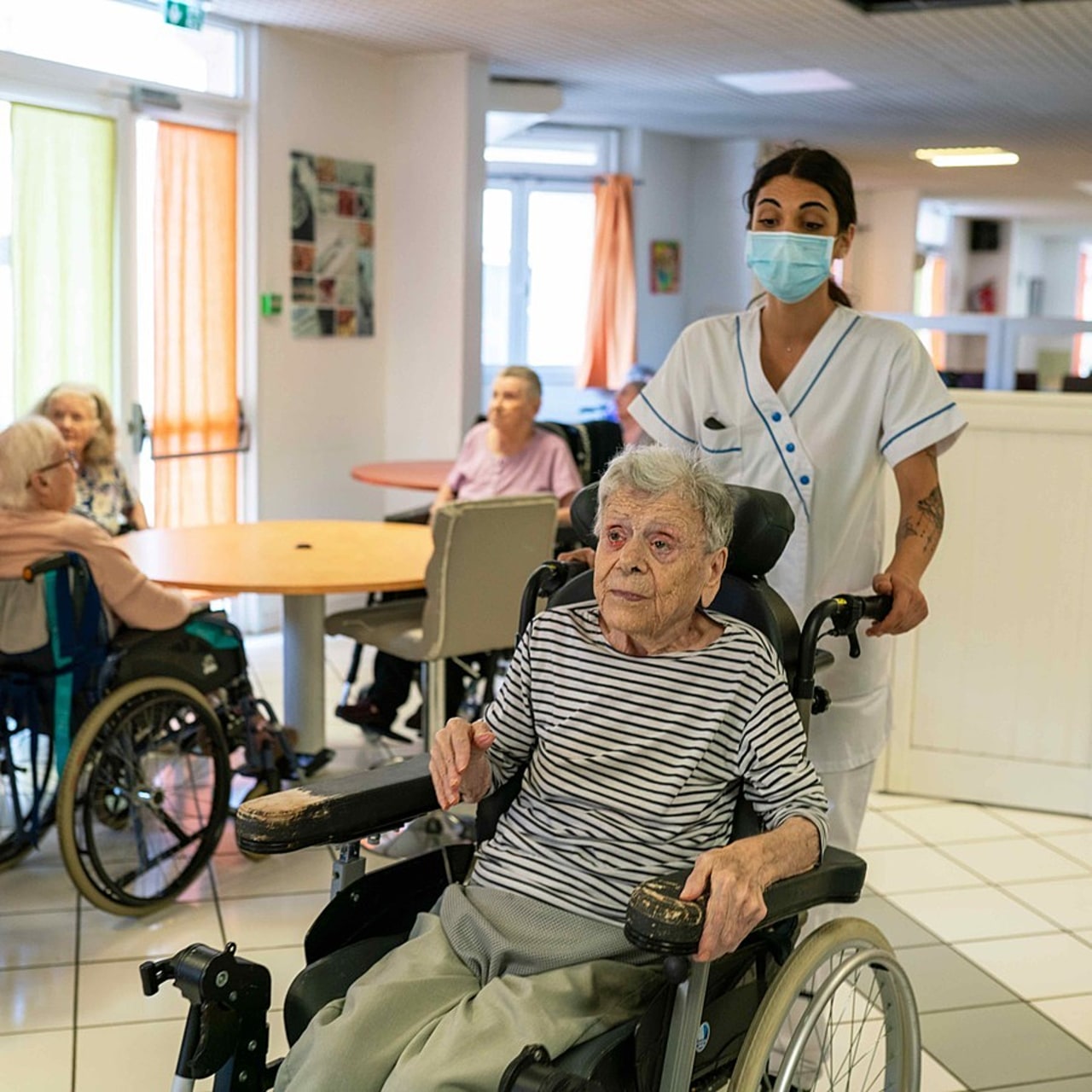 L'Ogra formule des propositions pour améliorer les conditions de travail des soignants et par ricochet la prise en charge des personnes âgées. (Morcillo/BSIP)