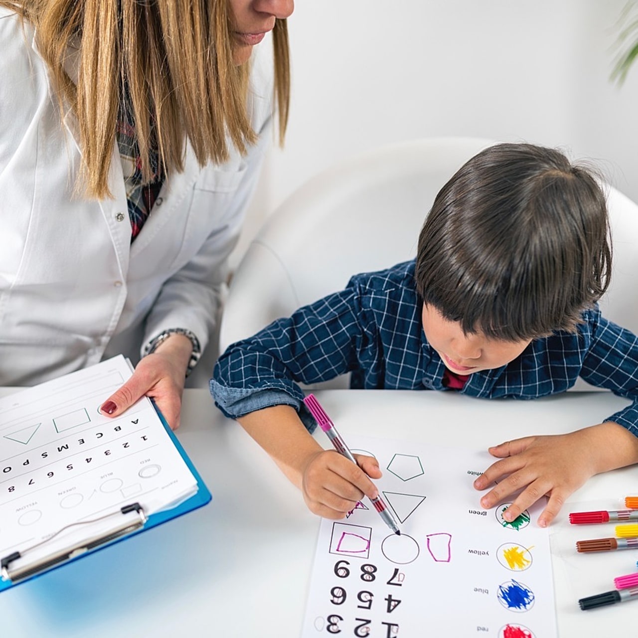 Pour "revitaliser" la politique en matière de pédopsychiatrie, la Cour des comptes formule une dizaine de recommandations dans un rapport thématique. (SPL/BSIP)