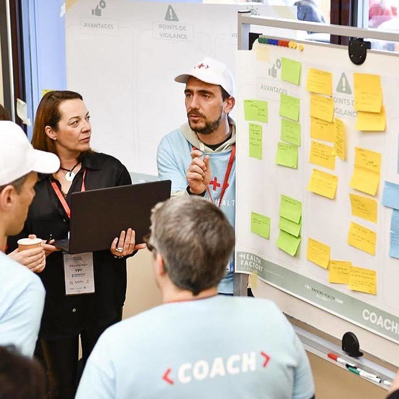 Les différentes équipes ont travaillé ensemble tout le week-end pour affiner leur idée et leur prototype, accompagnées par des coachs. (Léa Mariette/Hacking Health Camp)