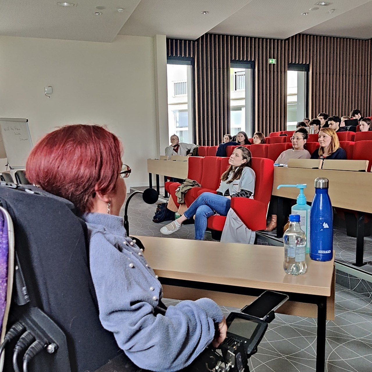 Chaque semestre, soixante étudiants assistent tous les jeudis à un enseignement auquel participent presque toujours des usagers, et sont accueillis pour une journée dans la famille d’une personne en situation de handicap. (Perrine Debacker/Hospimedia)