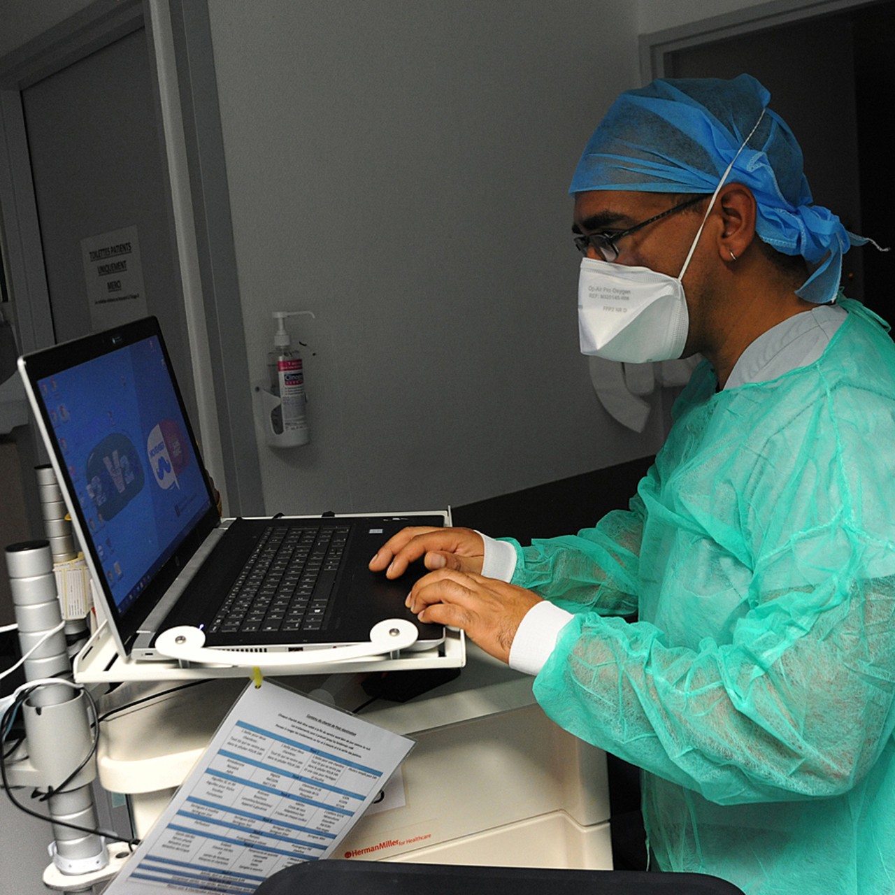 Les professionnels de santé essaient les solutions numériques avant de signer une vérification d'aptitude. (Pascal Bachelet/BSIP)