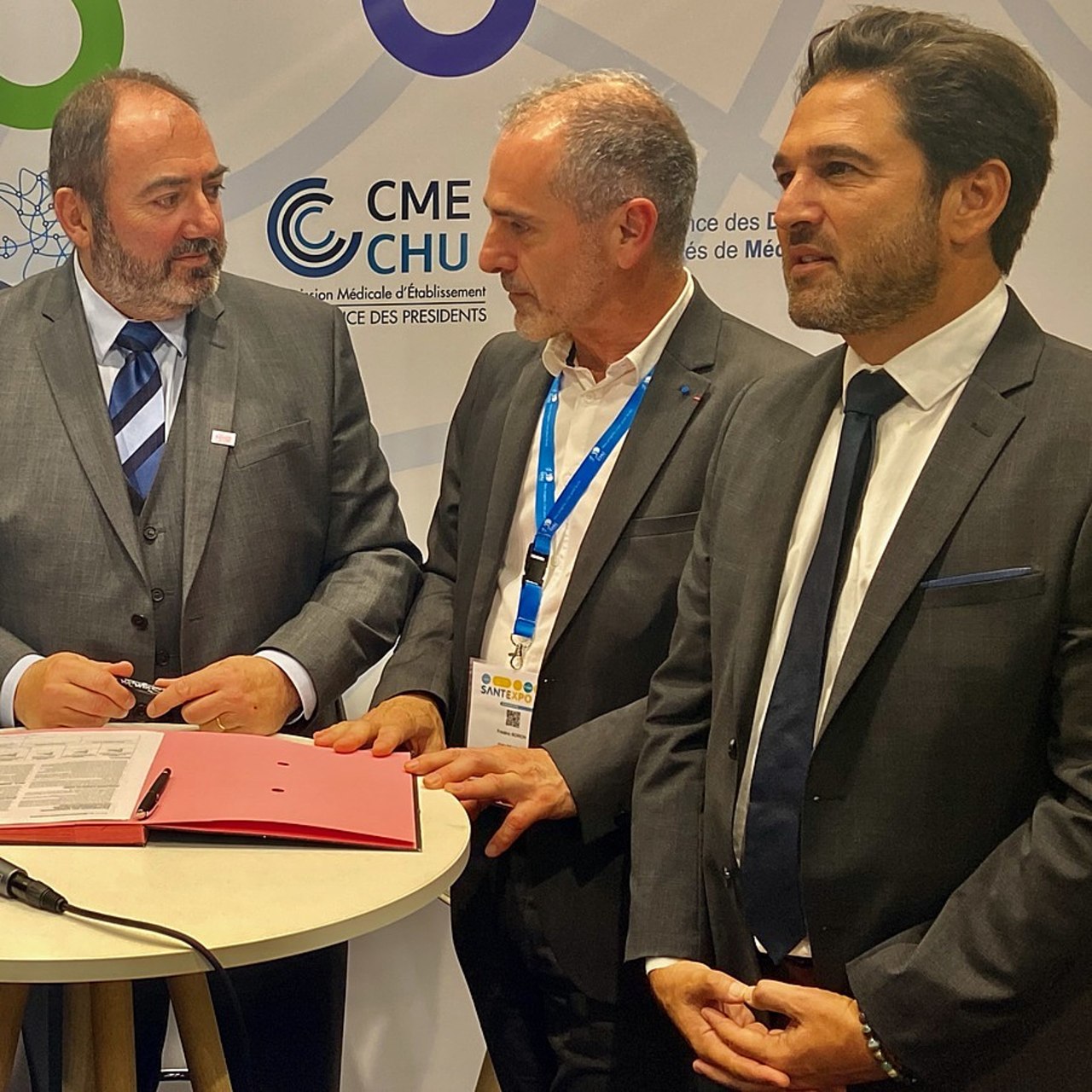 Le ministre de la Santé a arpenté pendant plus de trois heures les allées de Santexpo. Après une minute de silence à son arrivée en hommage à l'infirmière tuée la veille au CHU de Reims, il a demandé à tous les hôpitaux de faire de même ce 24 mai à midi. (Thomas Quéguiner/Hospimedia)