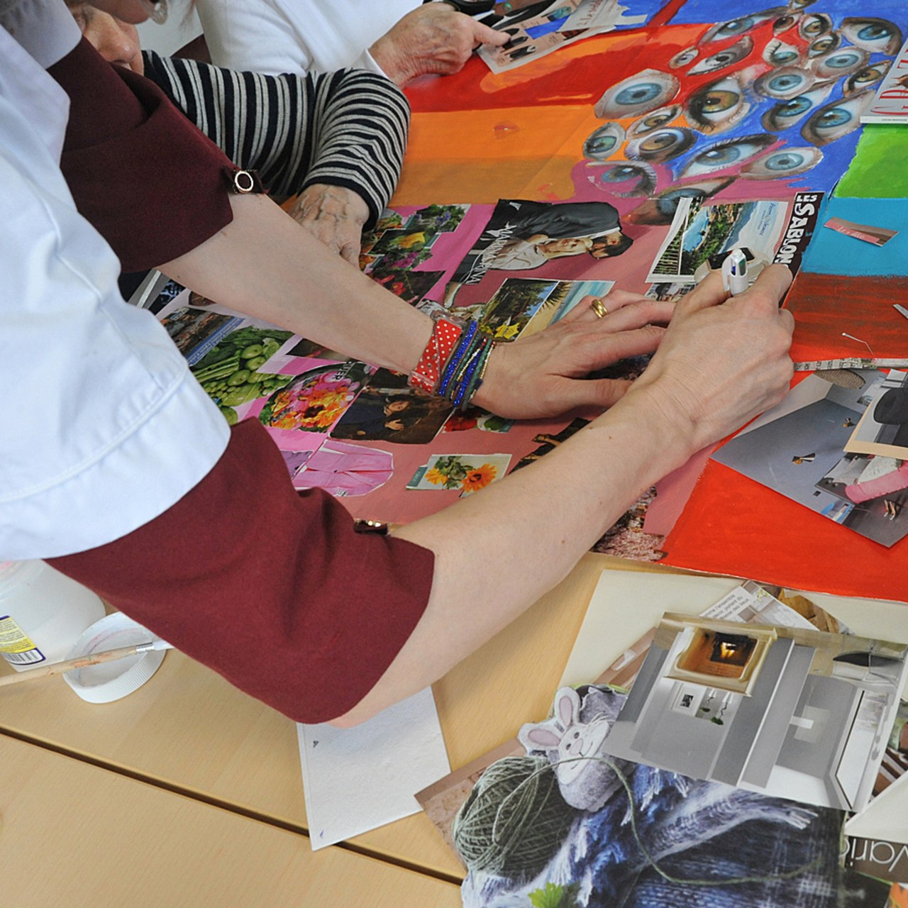 L'art-thérapeute peut exercer dans les établissements sanitaires et médico-sociaux et intégrer les équipes paramédicales, s'il est issu d'une formation reconnue par l'État. (Pascal Bachelet/BSIP)