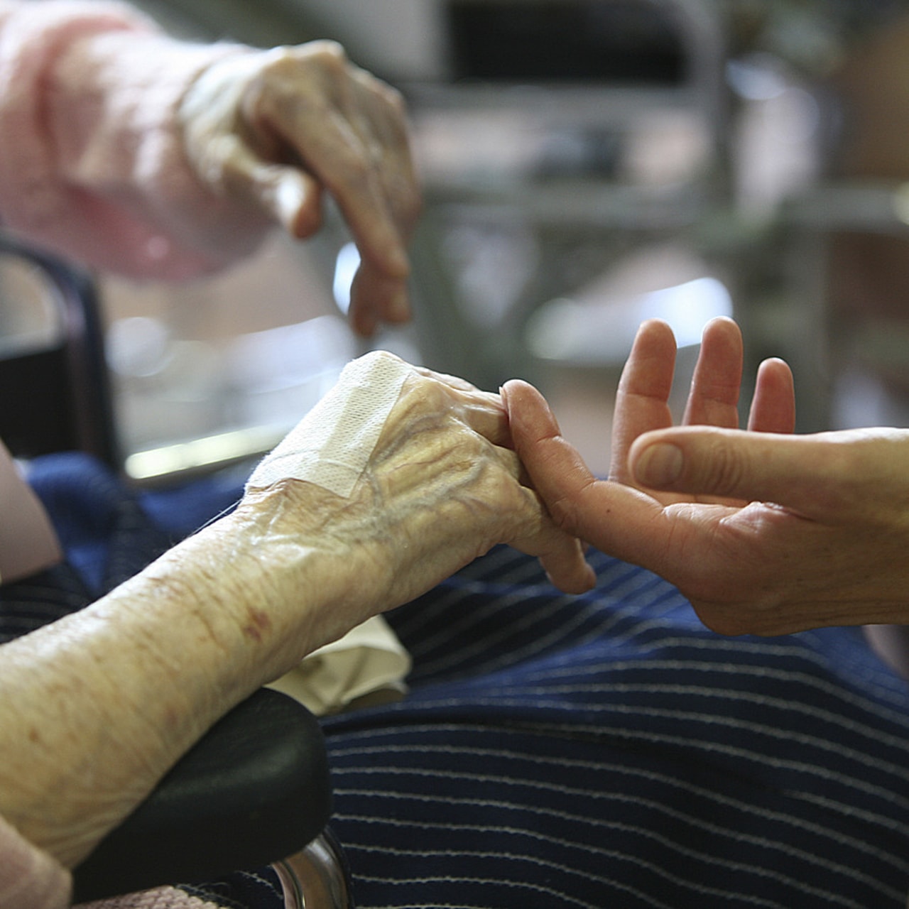 De courtes formations utilisant des costumes de simulation du vieillissement ont permis aux soignants d'interroger leurs pratiques. (Deloche/BSIP)