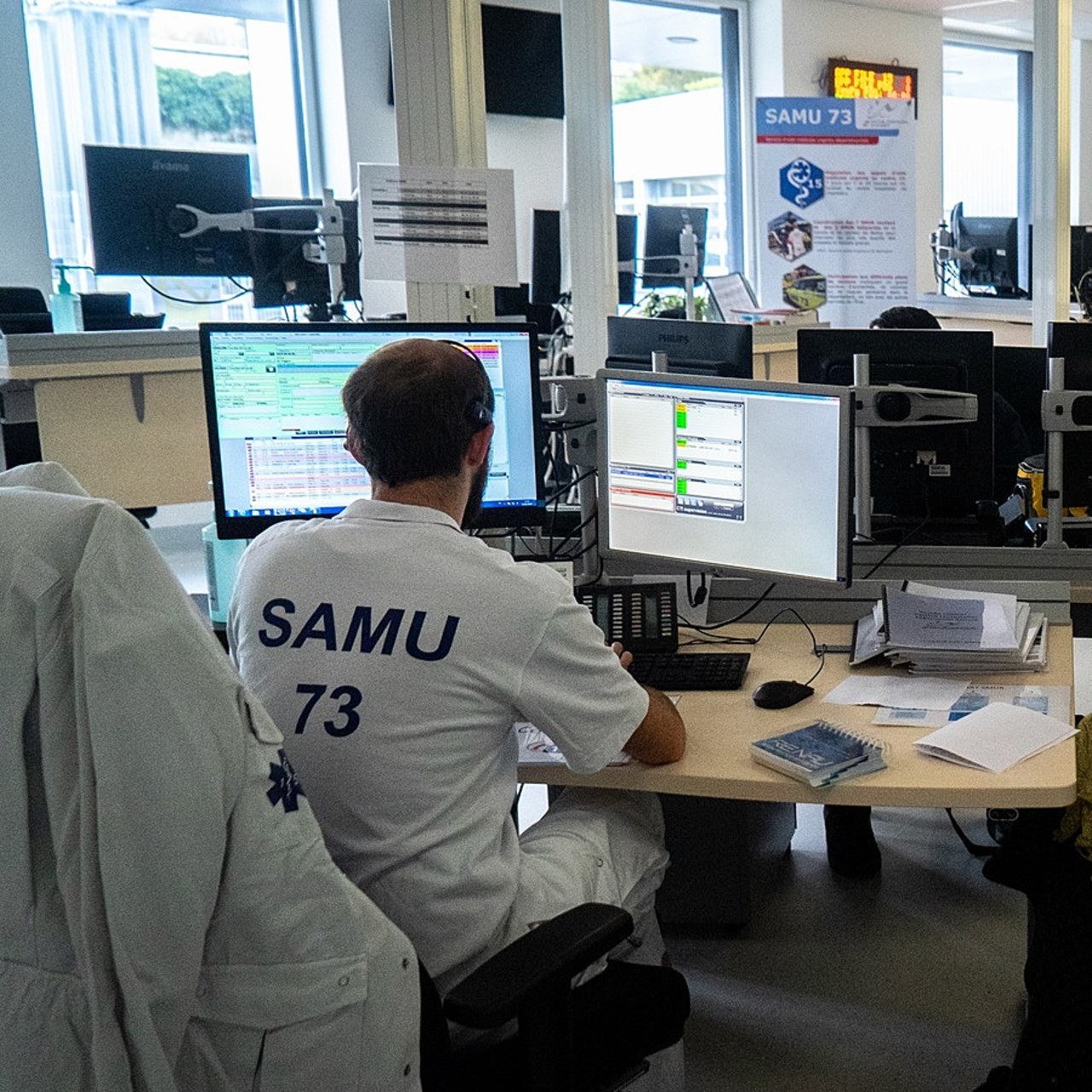 Au Samu, l'appelant ne répond pas seulement au sens littéral des questions qui lui sont posées, il cherche à comprendre pourquoi on les lui pose, quelle est l'intention du régulateur et ce qu'on cherche à lui faire dire et faire. (Jessica Bordeau/Image Point FR/BSIP)