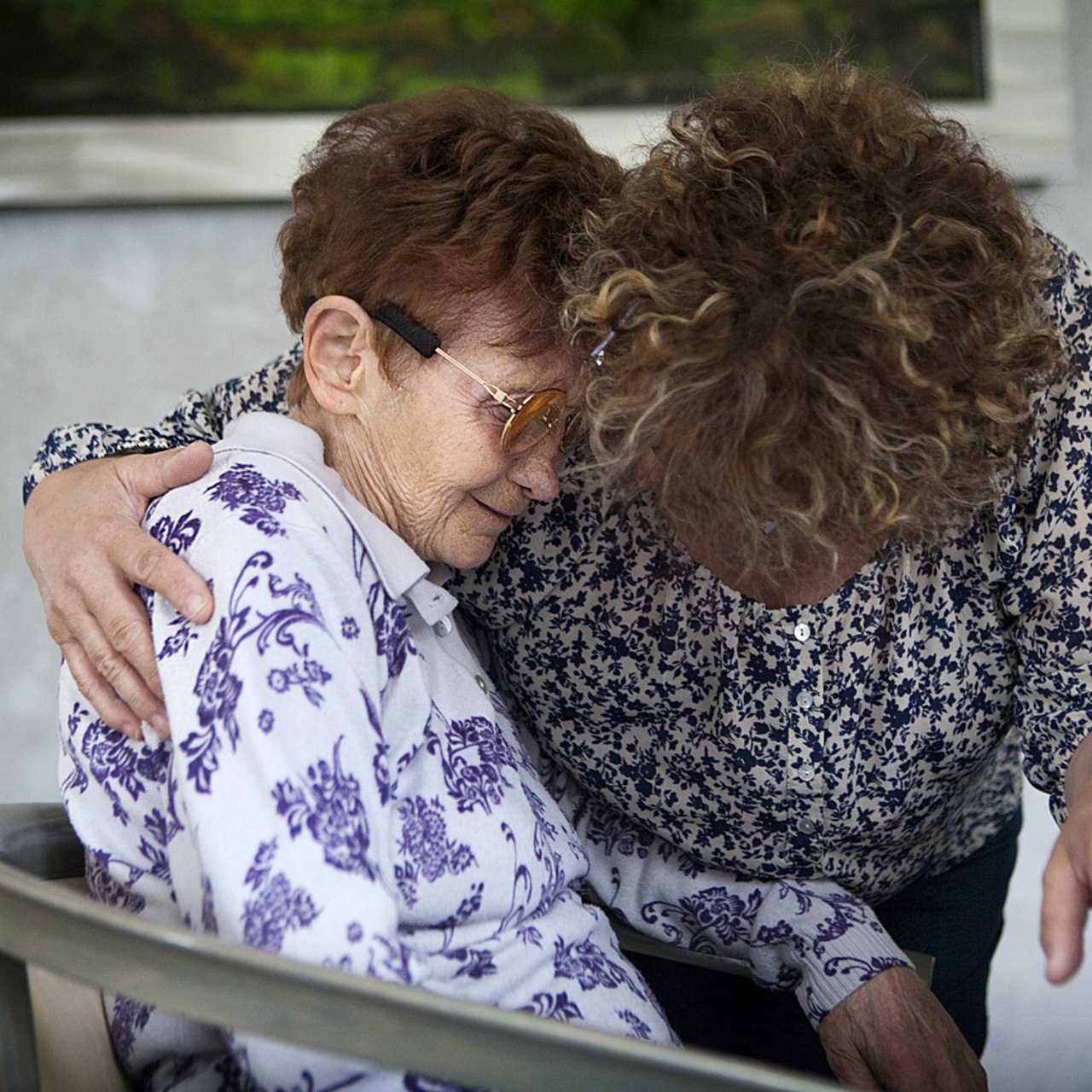 Toute politique en matière de maladies neurodégénératives doit impérativement prendre en compte les aidants, soulignent les corapporteuses. (Amélie Benoist/Image Point FR/BSIP)