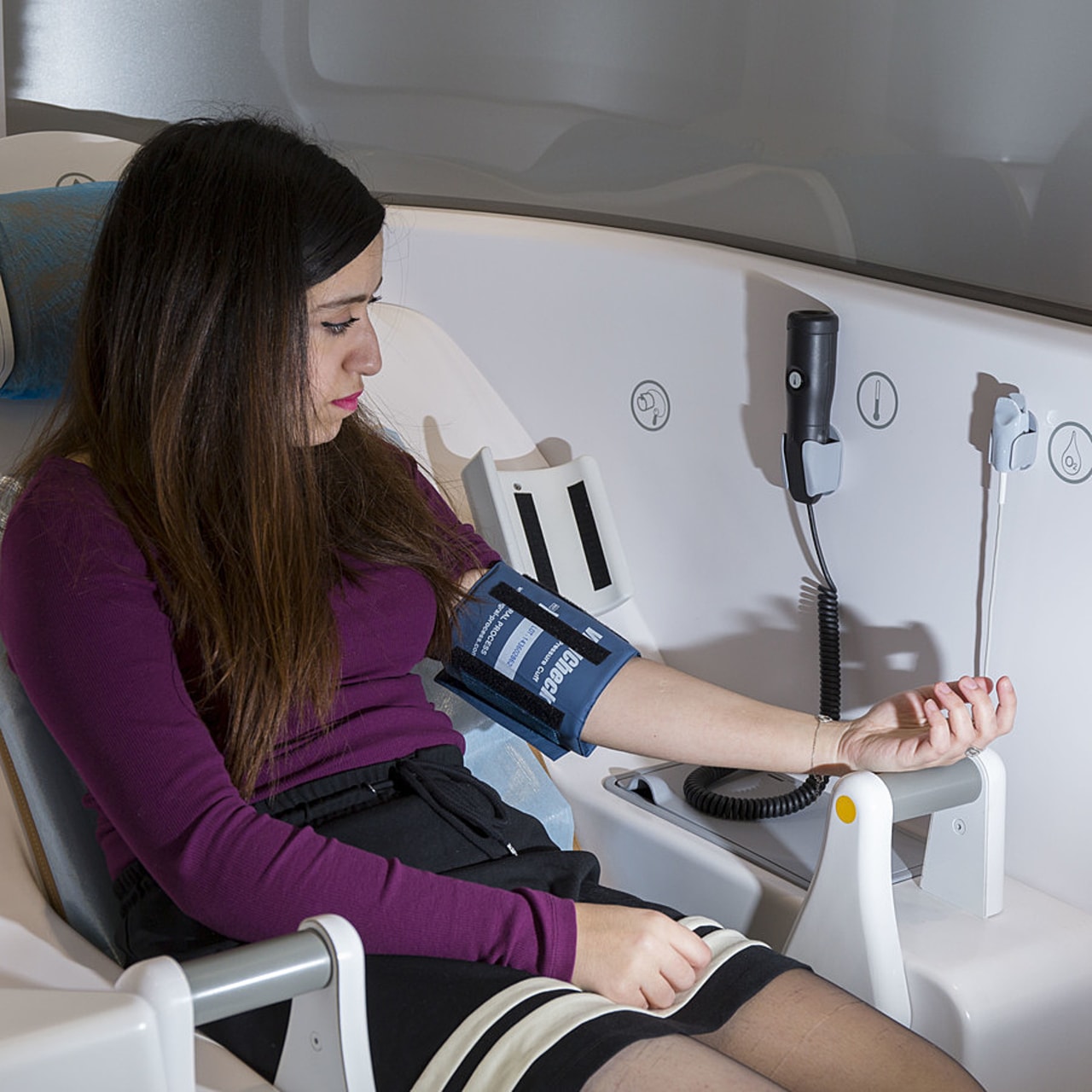 L'emplacement des télécabines dans des lieux commerciaux tels que des halls de gare ou des supermarchés pose une question éthique. (S.Caillet/BSIP)