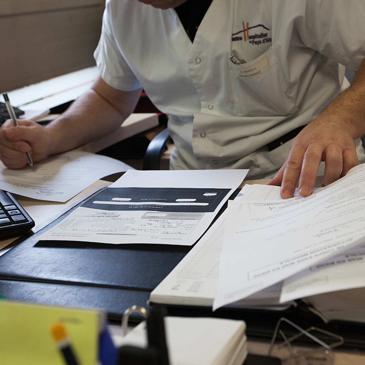 Dans les six régions où se déroule l'expérimentation, les infirmiers volontaires pourront sous conditions et après formation rédiger des certificats de décès. (Calmettes/BSIP)