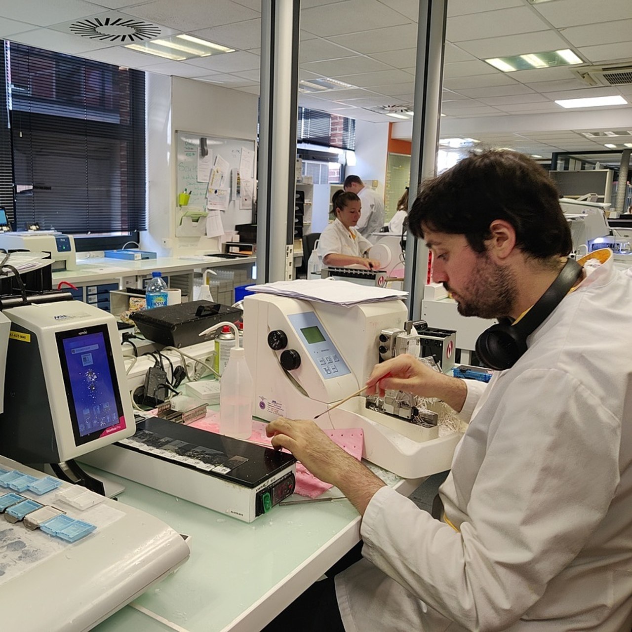 L'activité croissante en anatomocytopathologie et la pénurie médicale ont conduit à mettre en place des analyses systématiques sur certains prélèvements pour gagner du temps, mais leur coût économique et environnemental est souvent méconnu. (Perrine Debacker/Hospimedia)