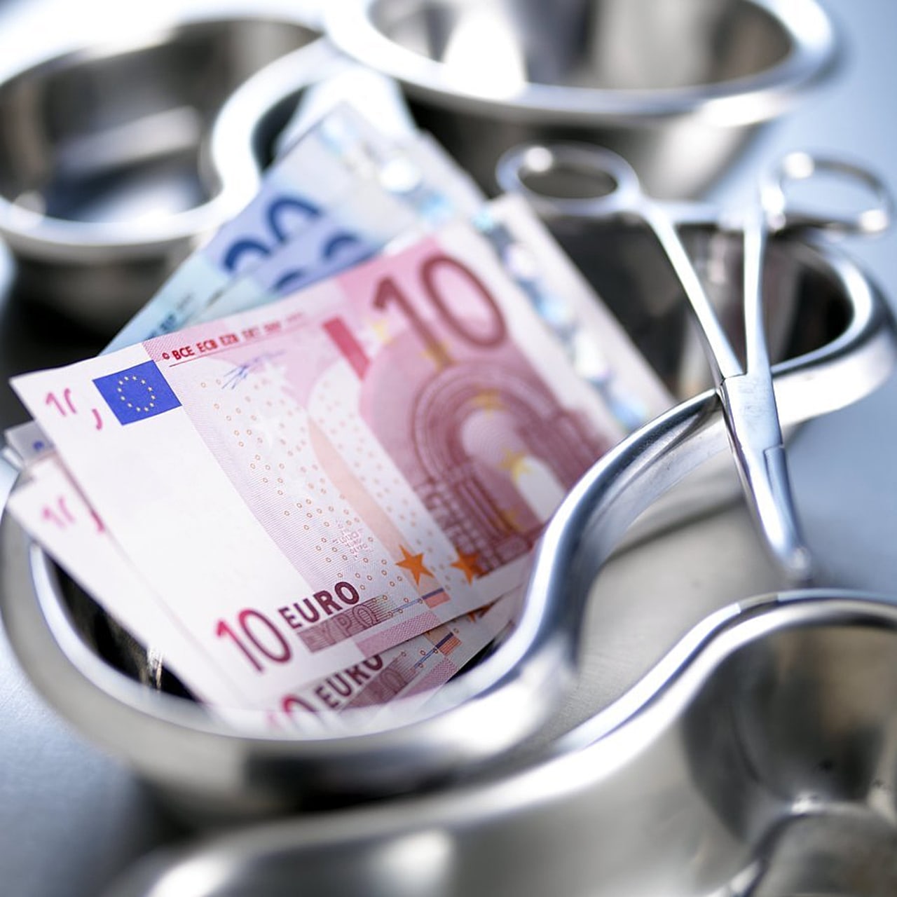 Contrairement à d'autres pays, la France a fait le choix de ne pas faire reposer ses études de coûts sur l'exhaustivité des établissements de santé mais uniquement un échantillon, dont la représentativité laisserait quelque peu à désirer. (SPL/Adam Gault/BSIP)